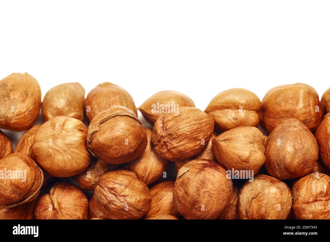 Nahaufnahme von Haselnüssen isoliert auf weißem Hintergrund. Stockfoto