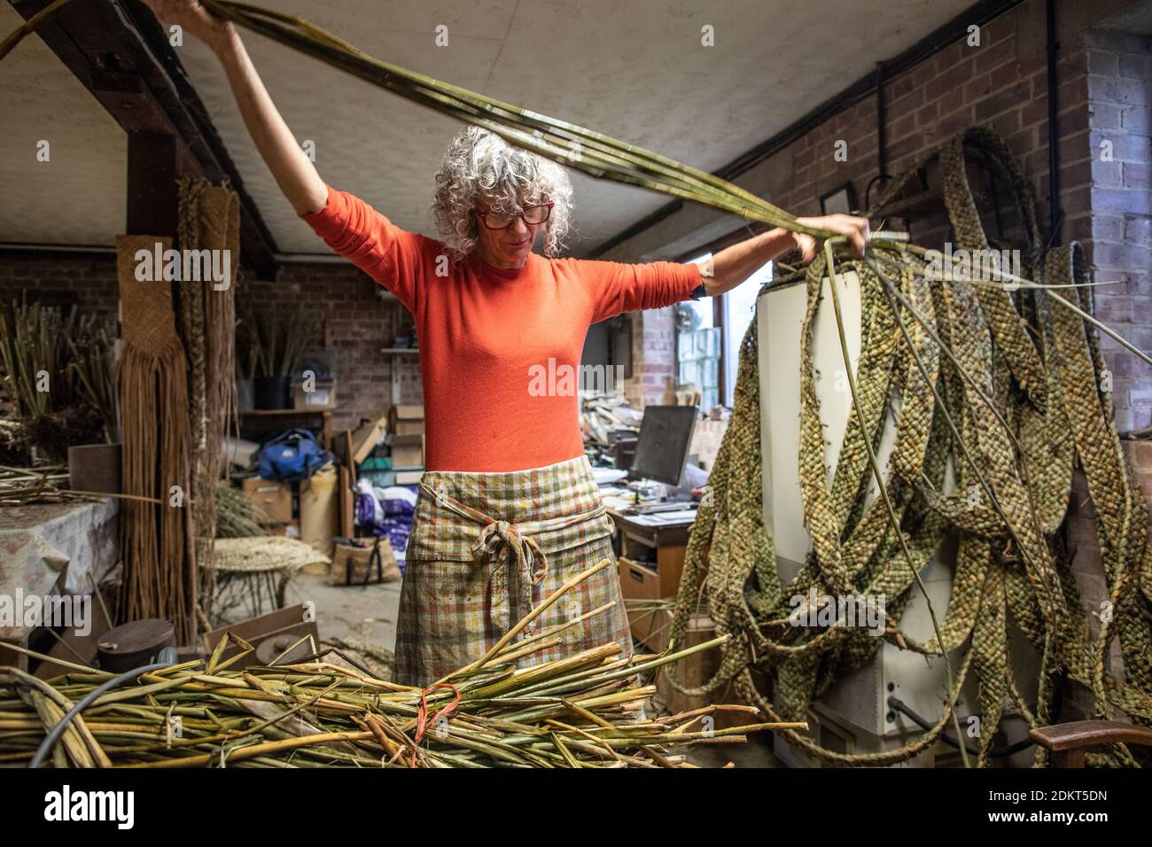 Felicity Irons Gründer von Rushmatters, einer der letzten noch verbliebenen Rush Weavers in Großbritannien, ein Handwerk, das seit angelsächsischen Zeiten unverändert bleibt. Stockfoto