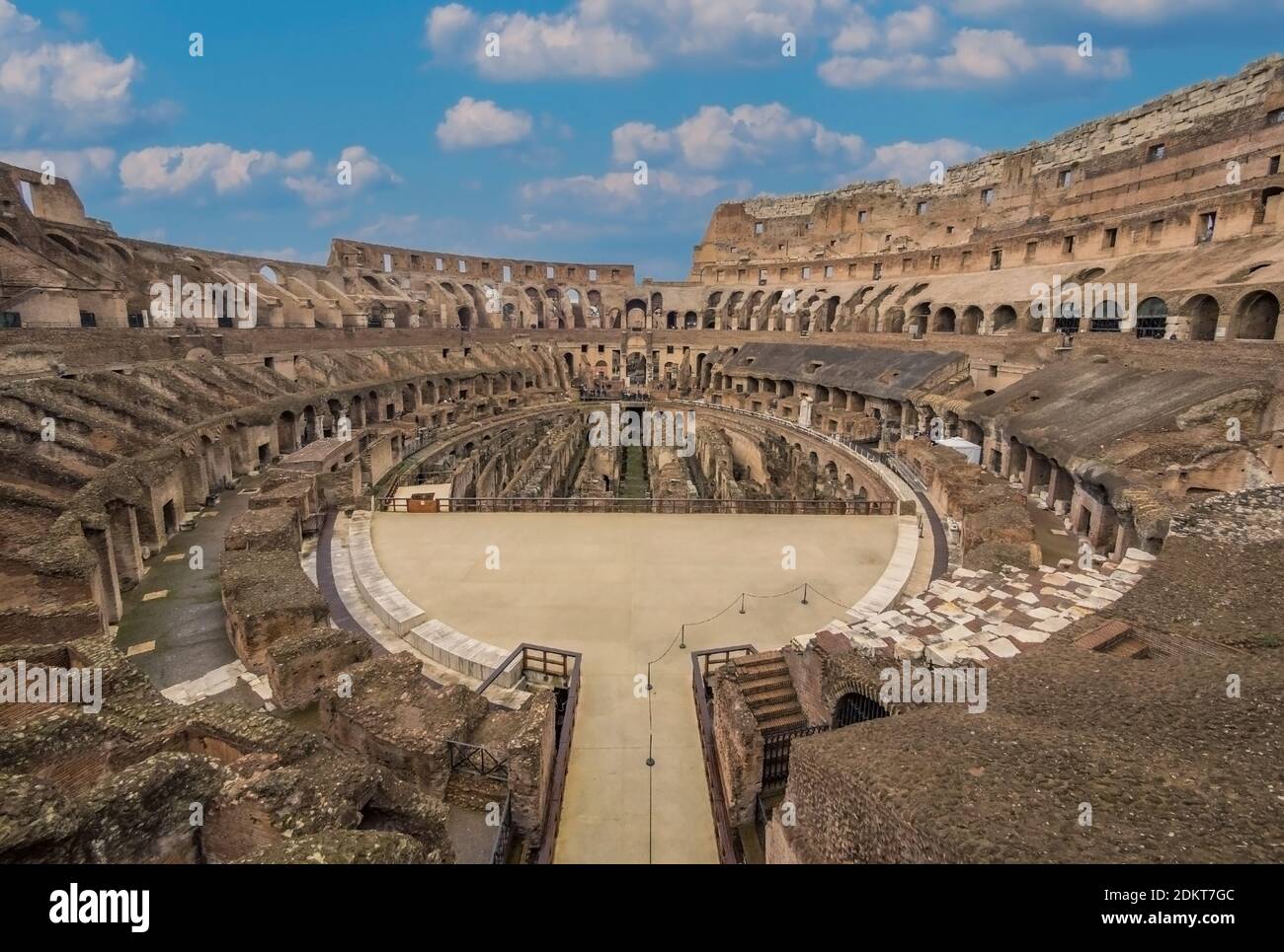 Rom (Italien) - die archäologischen Ruinen im historischen Zentrum von Rom, genannt Imperial Fora. Hier das beeindruckende römische Amphitheater Colosseum (Colosseo) Stockfoto