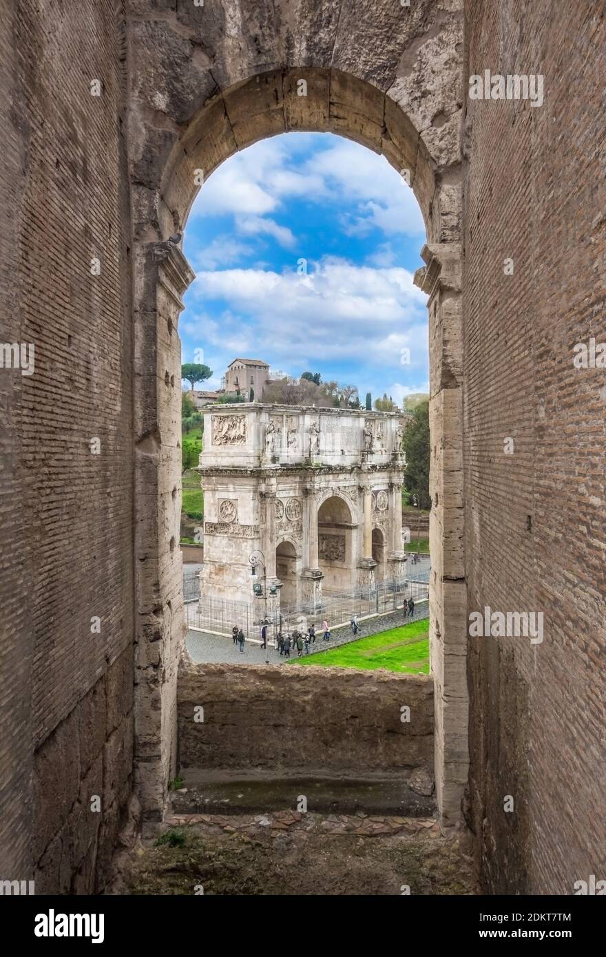 Rom (Italien) - die archäologischen Ruinen im historischen Zentrum von Rom, genannt Imperial Fora. Hier das beeindruckende römische Amphitheater Colosseum (Colosseo) Stockfoto