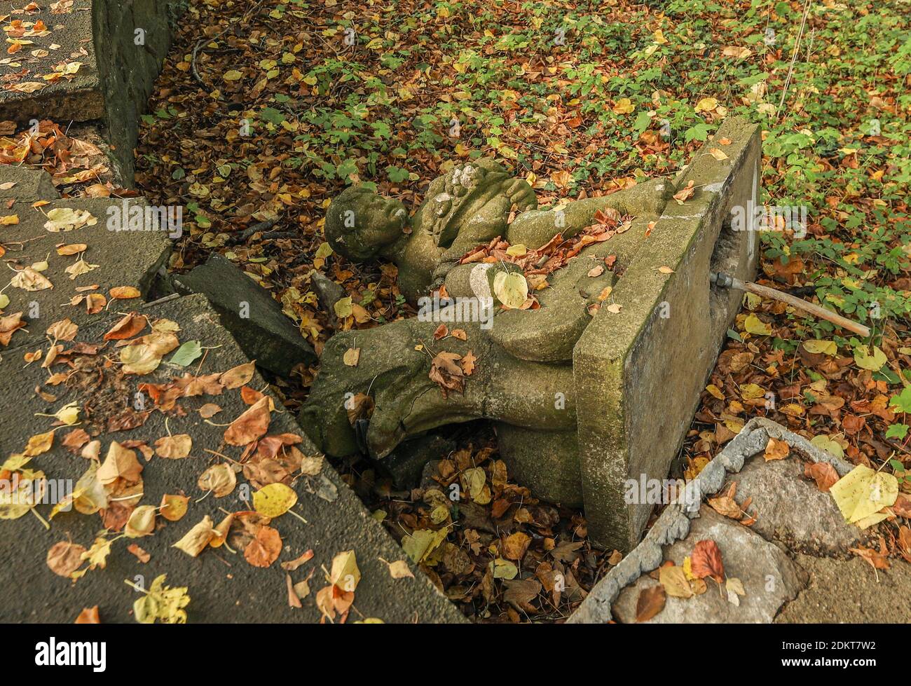 Dieses Kunstwerk - eine Steinfigur - hat sicherlich bessere Tage gesehen. Schloss Eggersdorf, Malente. Stockfoto