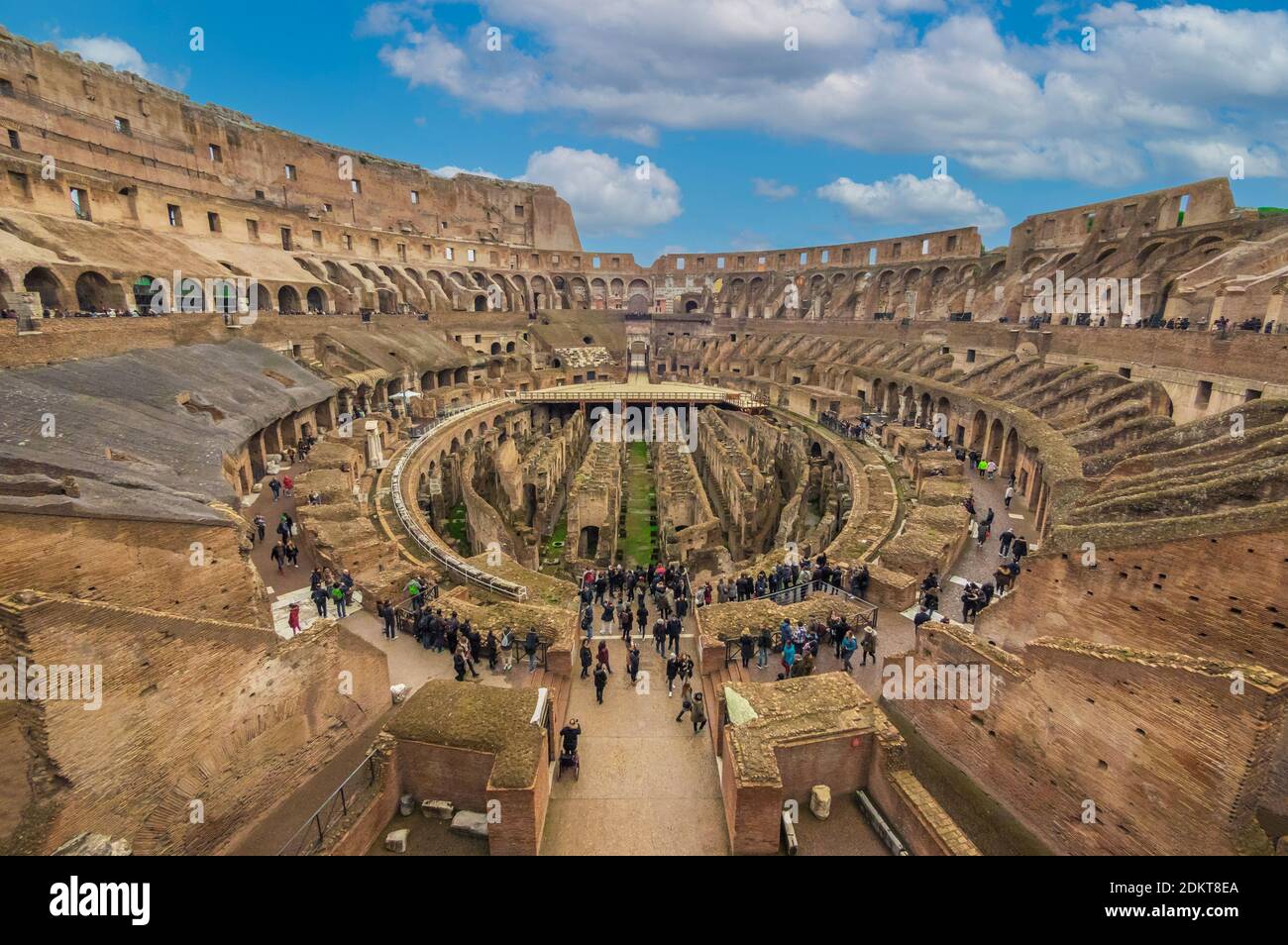 Rom (Italien) - die archäologischen Ruinen im historischen Zentrum von Rom, genannt Imperial Fora. Hier das beeindruckende römische Amphitheater Colosseum (Colosseo) Stockfoto