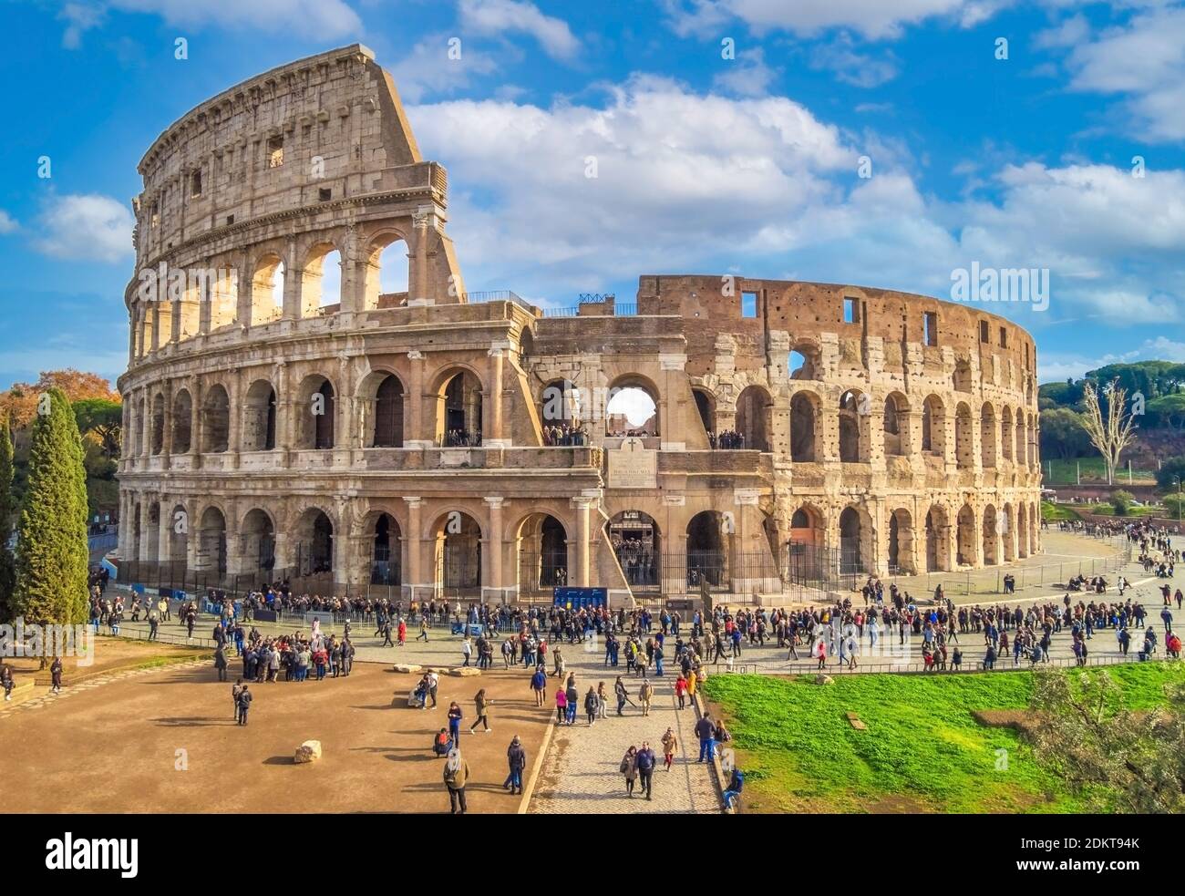 Rom (Italien) - die archäologischen Ruinen im historischen Zentrum von Rom, genannt Imperial Fora. Hier das beeindruckende römische Amphitheater Colosseum (Colosseo) Stockfoto