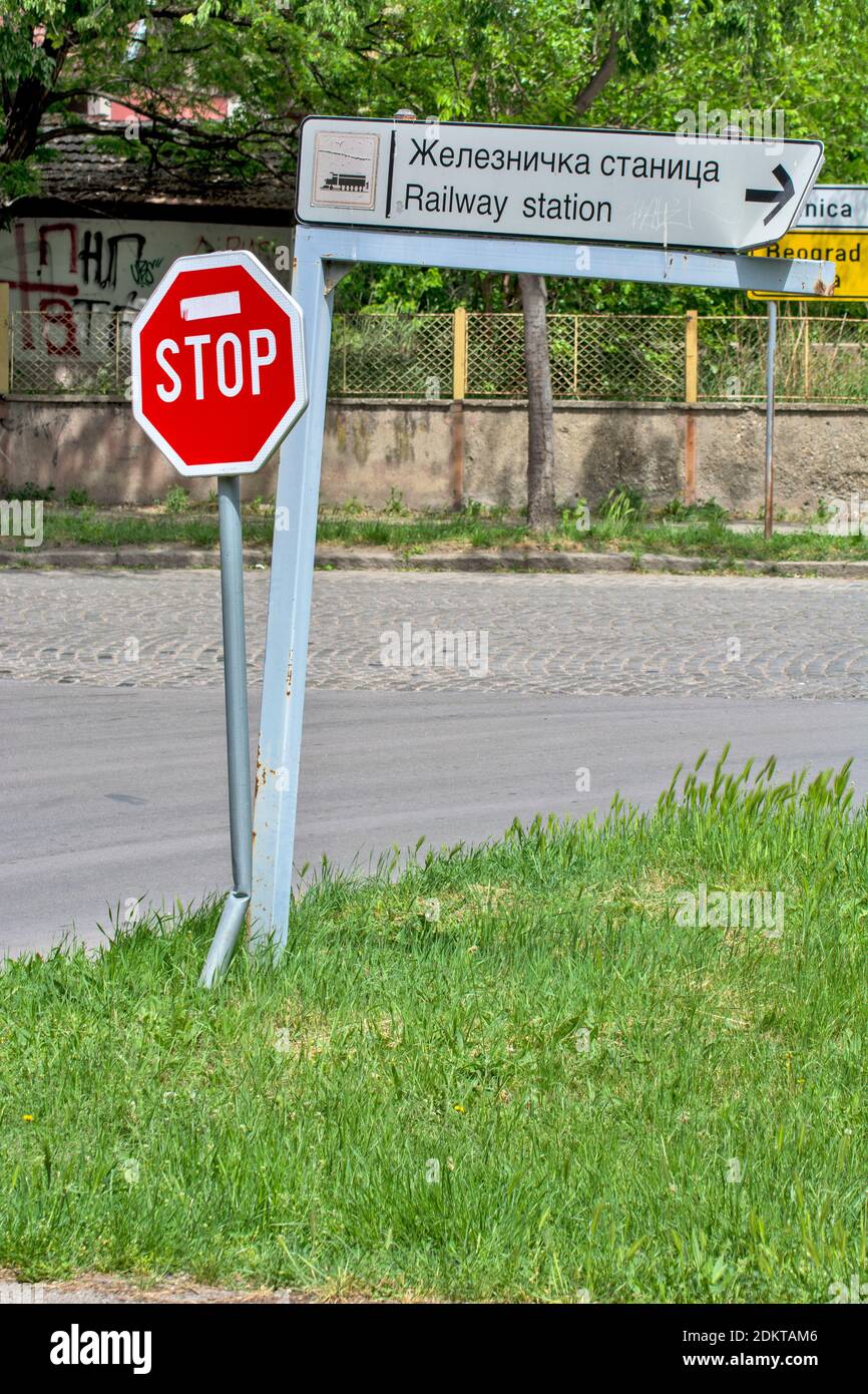 Zrenjanin, Serbien, 15. Mai 2020. Straßenkreuzung mit Verkehrszeichen und Stoppschild. Stockfoto