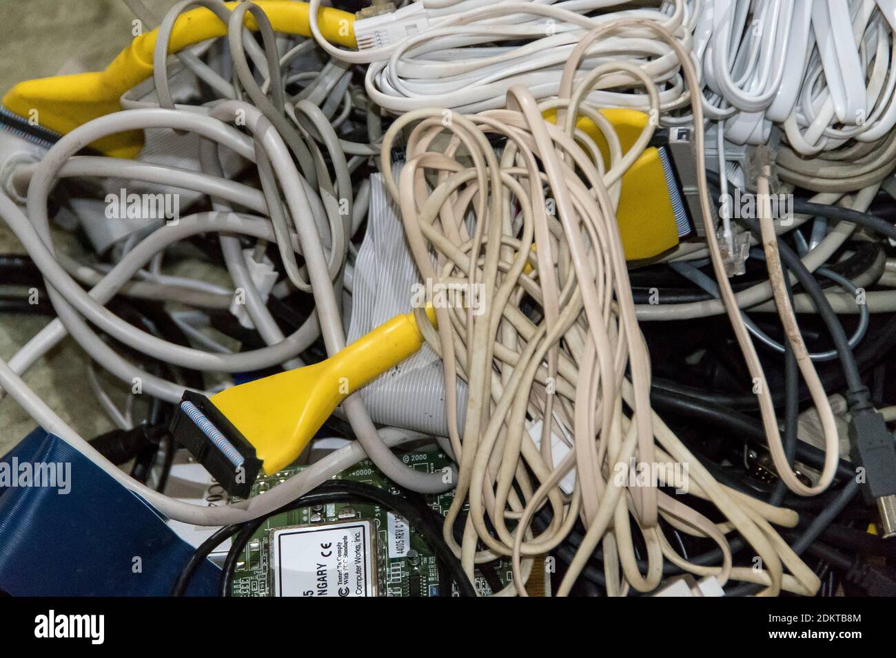 Alte, veraltete Computer- und Telefonteile sowie Geräte, die recycelt oder weggeworfen werden sollen. Ansammlung von E-Abfall. Stockfoto