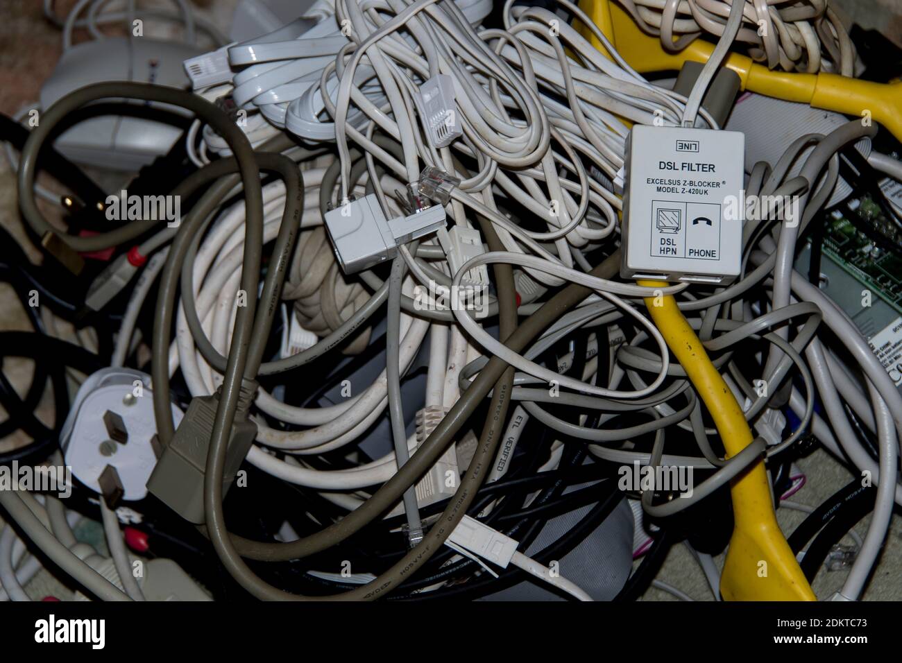 Alte, veraltete Computer- und Telefonteile sowie Geräte, die recycelt oder weggeworfen werden sollen. Ansammlung von E-Abfall.. Stockfoto