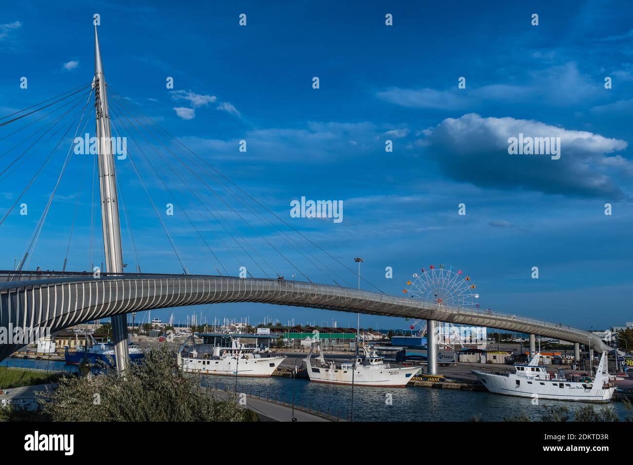 Panoramablick auf die Ponte del Mare, eine Fahrrad-Fußgängerbrücke, die die Südküste mit dem Norden des Flusses Pescara verbindet. Stockfoto