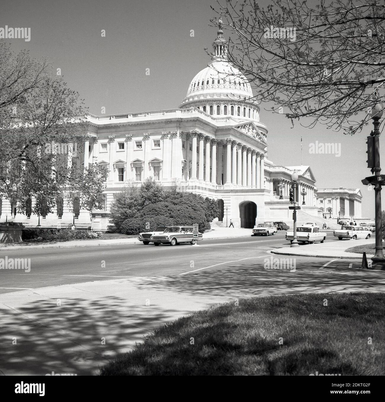 1960er Jahre, historischer Blick aus dieser Ära des Kapitols der Vereinigten Staaten auf Capitol Hill, Washington DC, USA. Das im neoklassizistischen Stil erbaute Gebäude mit einer Kuppel und großen Säulen ist Sitz des US-Kongresses, der Legislativabteilung der Bundesregierung und beherbergt die Kammern des Oberkörpers, des Senats und des Unterkörpers, des Repräsentantenhauses, die beiden Organe, die den Legislativzweig der amerikanischen Regierung bilden. Stockfoto