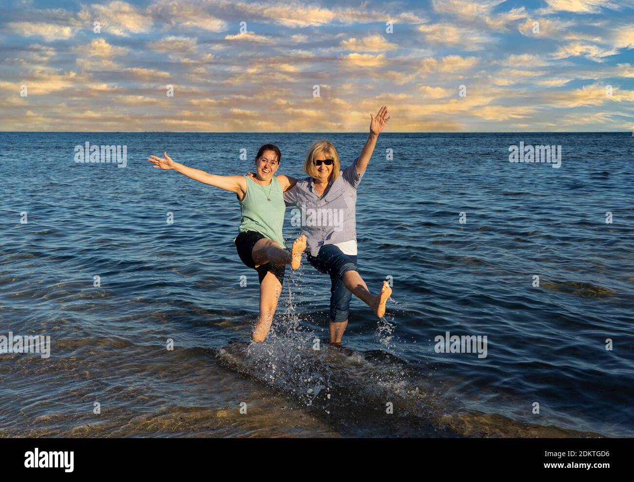 Ältere Mutter und Erwachsene Tochter am abgelegenen Strand genießen das Leben im Freien verbringen Zeit zusammen nach der Lockerung der Coronavirus Lockdown. Frohe Familie, er Stockfoto