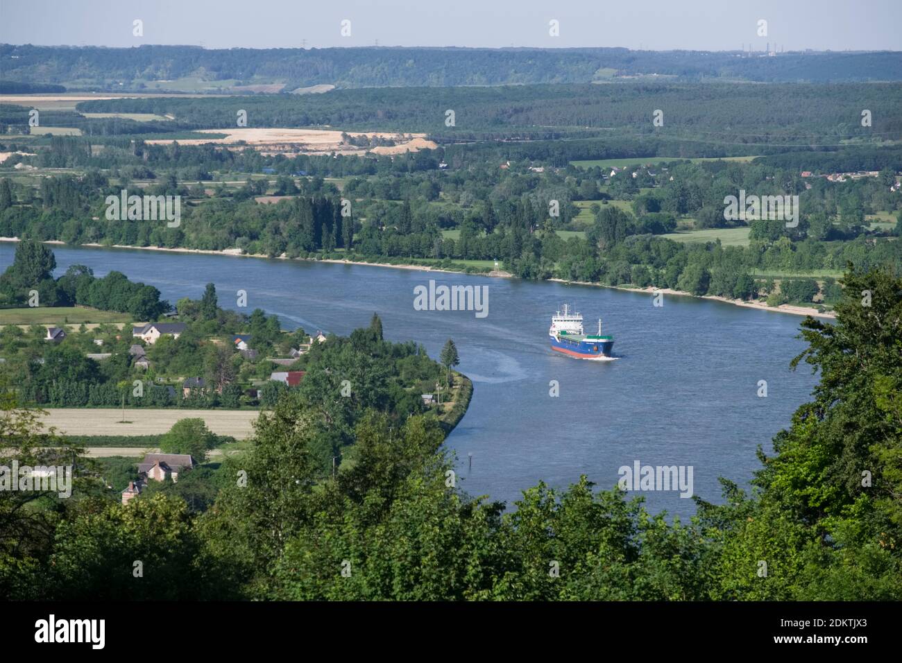 Flussverkehr auf der seine. Frachtschiff Celtic Venture in der Flussschleife des Jumiieges von Barneville-sur-seine aus gesehen (Normandie, Nordfrankreich) Stockfoto