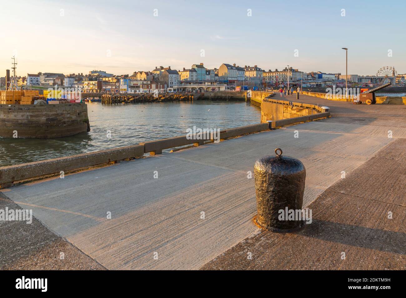 Blick auf Hafengeschäfte in Bridlington Harbour bei Sonnenuntergang, Bridlington, East Yorkshire, England, Großbritannien, Europa Stockfoto