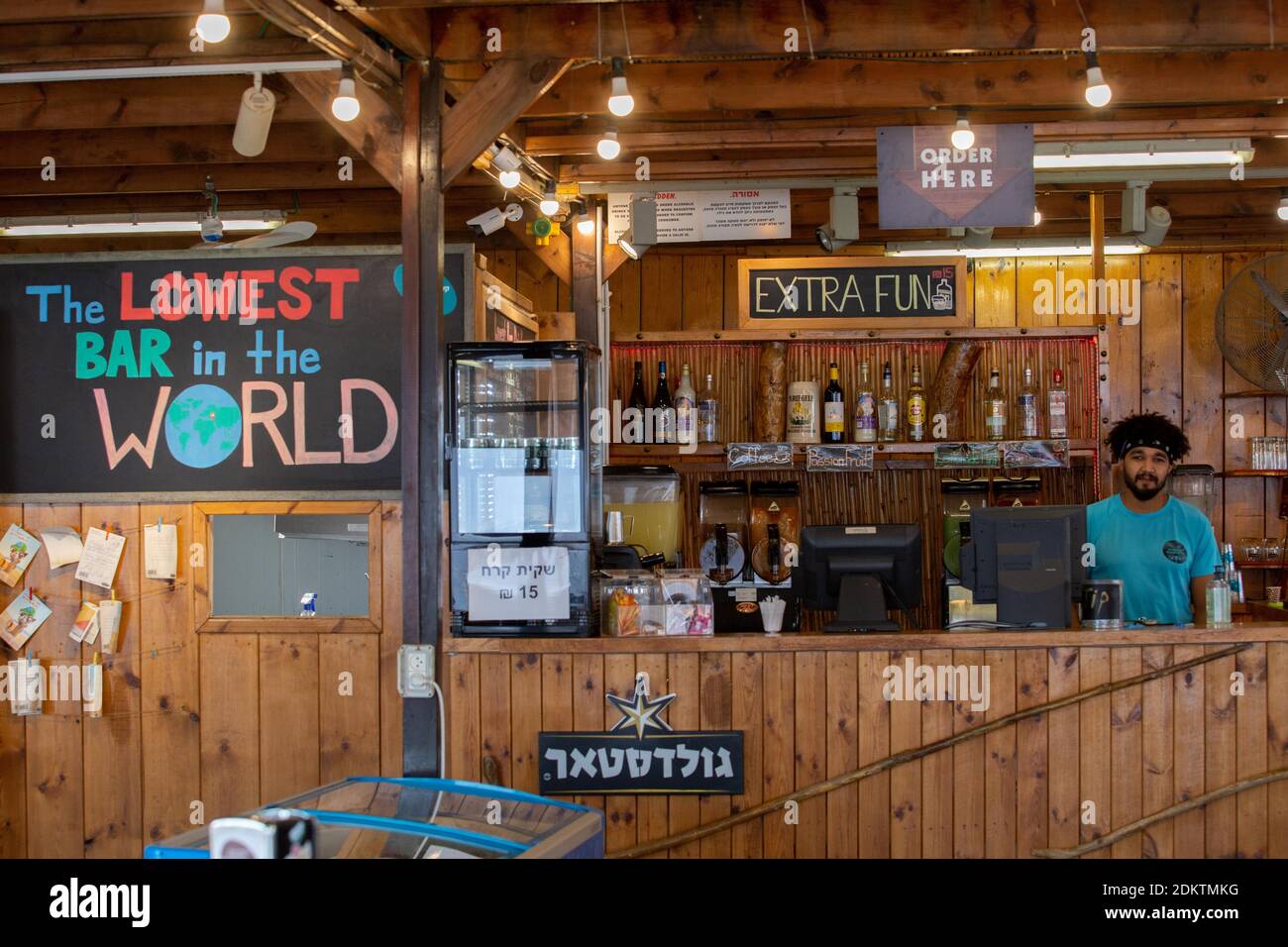 Die niedrigste Bar der Welt, Kalya Beach, Totes Meer, Israel auf 430 m  Meereshöhe Stockfotografie - Alamy