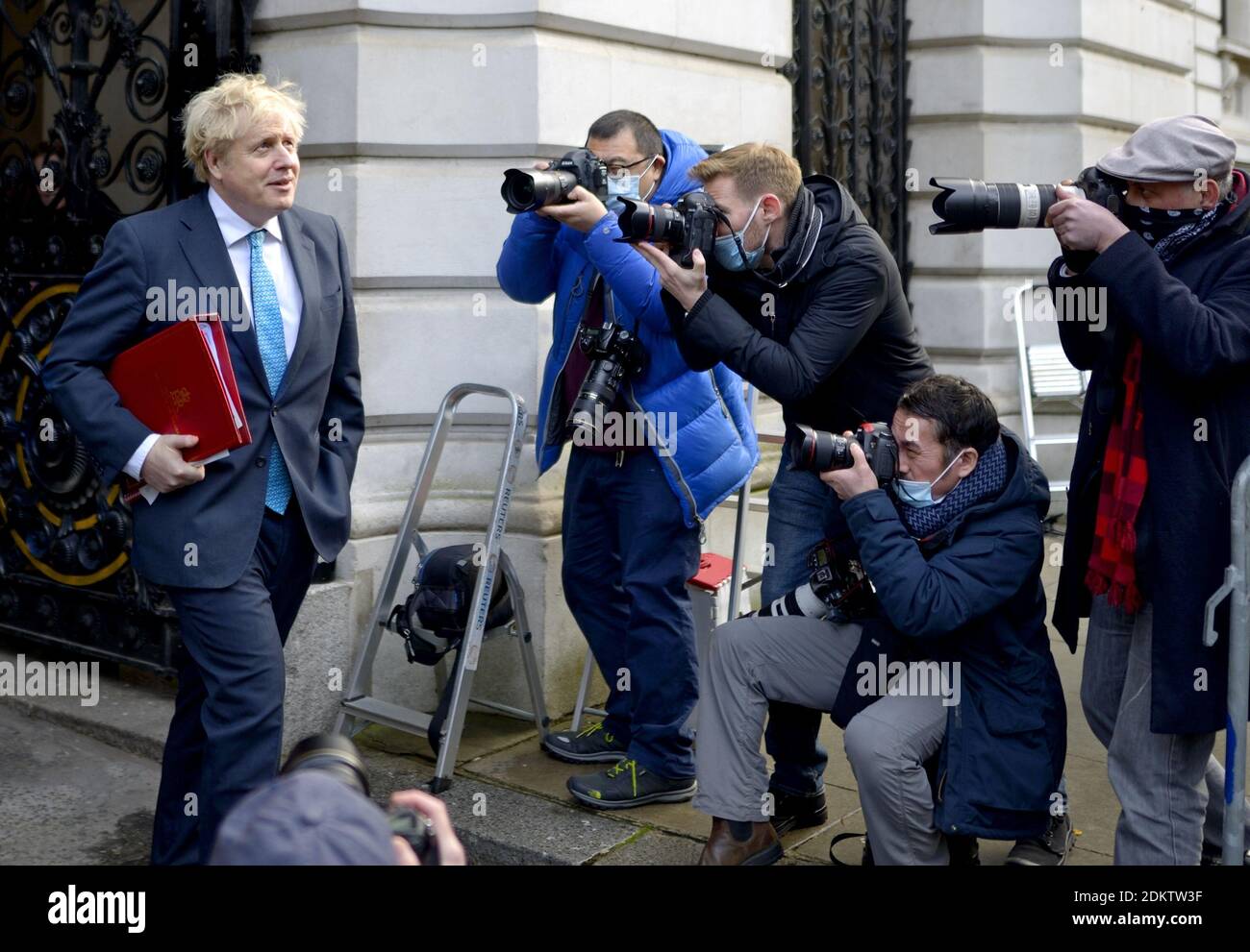Der britische Premierminister Boris Johnson betritt die Downing Street vom Auswärtigen Amt nach einer Kabinettssitzung am 15. Dezember 2020. Stockfoto