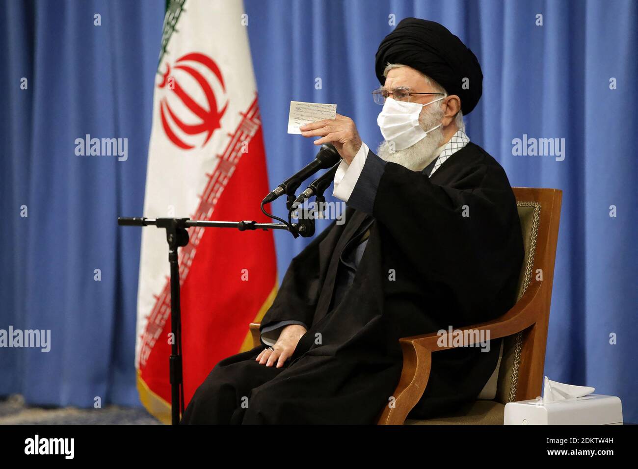 Teheran, Iran. Dezember 2020. Der iranische Oberste Führer Ayatollah Ali Khamenei bei einem Treffen mit der Familie des getöteten iranischen obersten Generals Qasem Soleimanii iranischer Generalmajor im Korps der Islamischen Revolutionsgarde (IRGC) und, von 1998 bis zu seinem Tod im Jahr 2020, Kommandeur seiner Quds-Truppen. Soleimani wurde im Januar 2020 bei einem amerikanischen Luftangriff in der Nähe des Flughafens Bagdad getötet. Teheran, Iran, 16/11/2020 Foto von SalamPix/ABACAPRESS.COM Quelle: ABACAPRESS/Alamy Live News Stockfoto