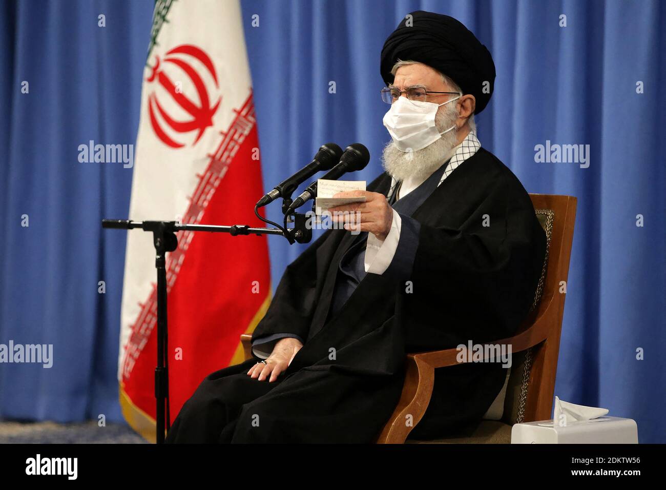 Teheran, Iran. Dezember 2020. Der iranische Oberste Führer Ayatollah Ali Khamenei bei einem Treffen mit der Familie des getöteten iranischen obersten Generals Qasem Soleimanii iranischer Generalmajor im Korps der Islamischen Revolutionsgarde (IRGC) und, von 1998 bis zu seinem Tod im Jahr 2020, Kommandeur seiner Quds-Truppen. Soleimani wurde im Januar 2020 bei einem amerikanischen Luftangriff in der Nähe des Flughafens Bagdad getötet. Teheran, Iran, 16/11/2020 Foto von SalamPix/ABACAPRESS.COM Quelle: ABACAPRESS/Alamy Live News Stockfoto