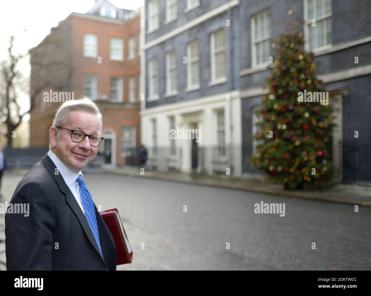 Michael Gove MP (Con: Surrey Heath - Minister für das Kabinettbüro) verlässt eine Kabinettssitzung in Downing Street, 15. Dezember 2020 Stockfoto