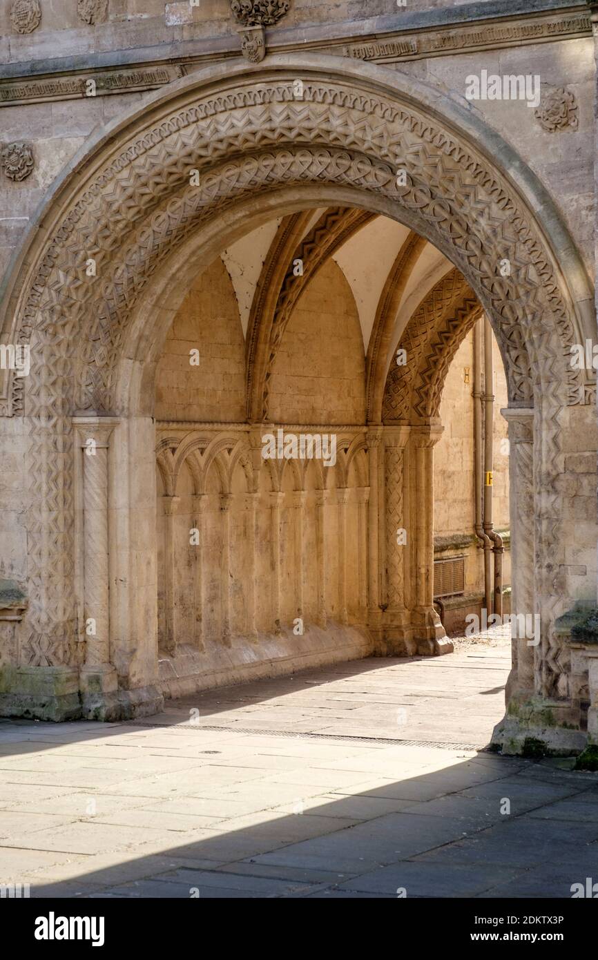 Archway im normannischen Stil auf dem Great oder Abbey Gatehouse in Bristol. Stockfoto