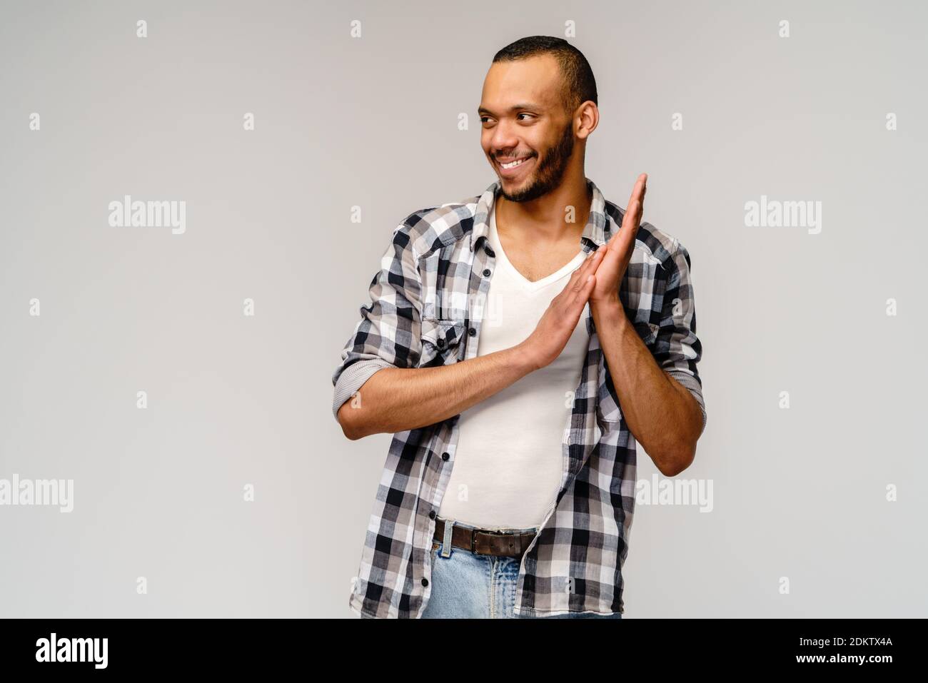 Nahaufnahme Porträt eines glücklichen jungen schönen afroamerikanischen Mannes, der sich die Hände reibt Gemeinsam in Erwartung Stockfoto