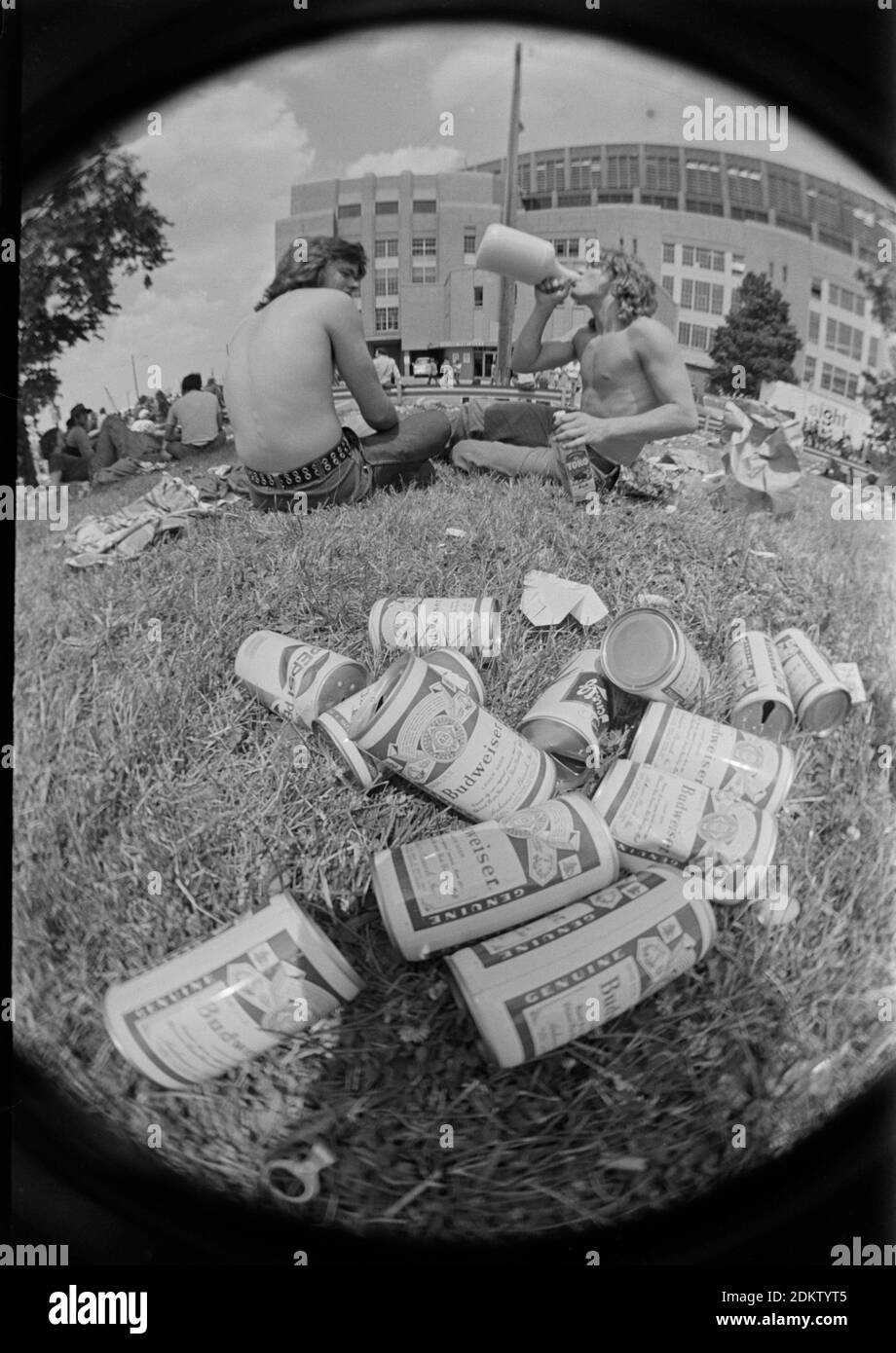 Das Gras vor dem Cleveland Stadium ist mit Bierdosen übersät, bevor das Rolling Stones Konzert am 14. Juni 1975 in Cleveland, Ohio, beginnt. Ernie Mastroianni Foto. Stockfoto