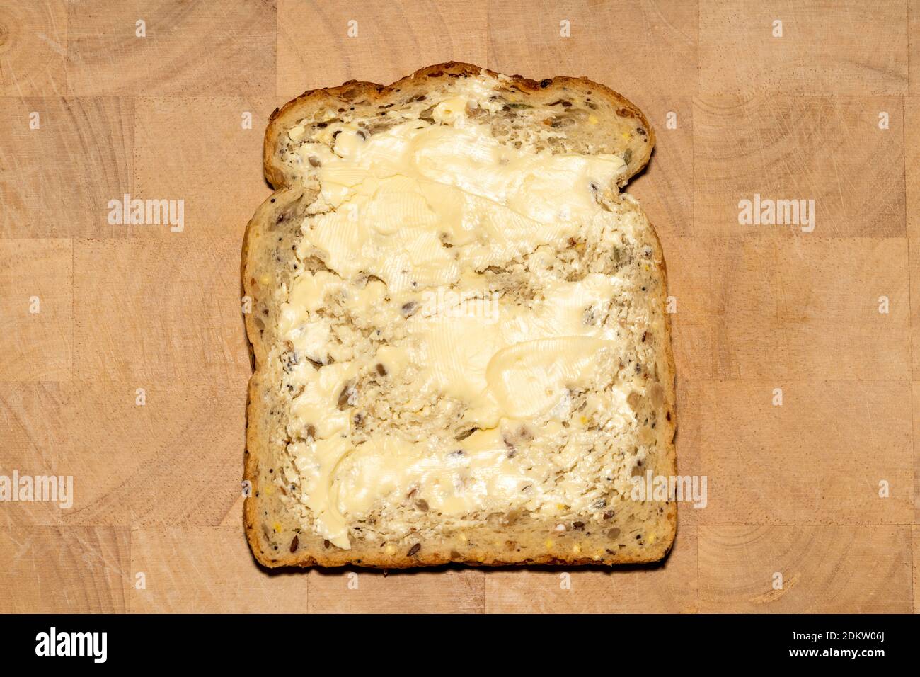 Vollkornbrot und Butter, die Frühstück gesundheitlichen Vorteile hat Auf einem Holzhackbrett Stock Foto Bild Stockfoto