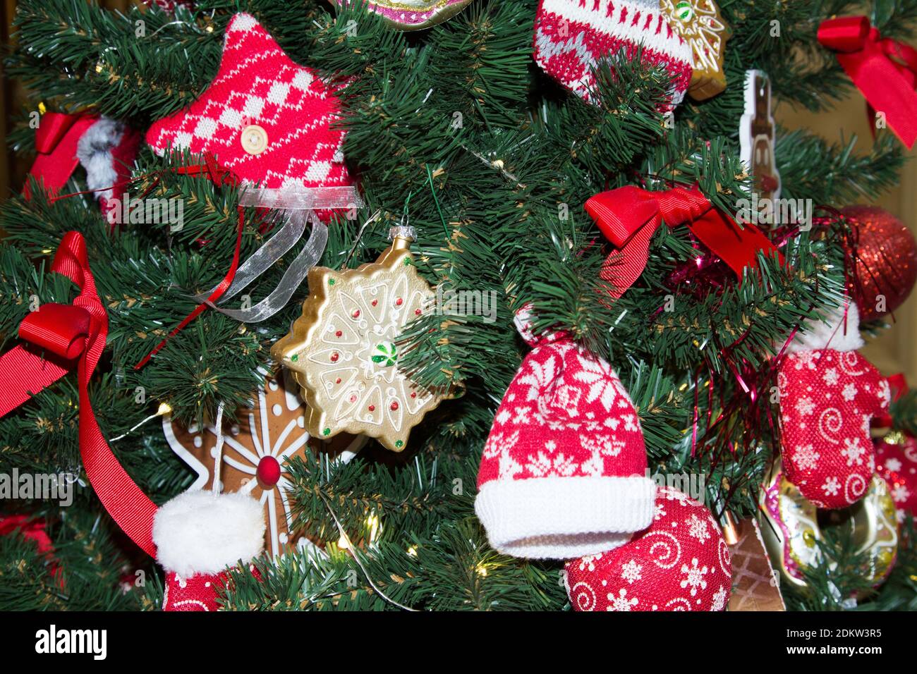 Weihnachtsbaum Dekor close-up mit Spielzeug in Form von Lebkuchen und Strickmützen. Stockfoto