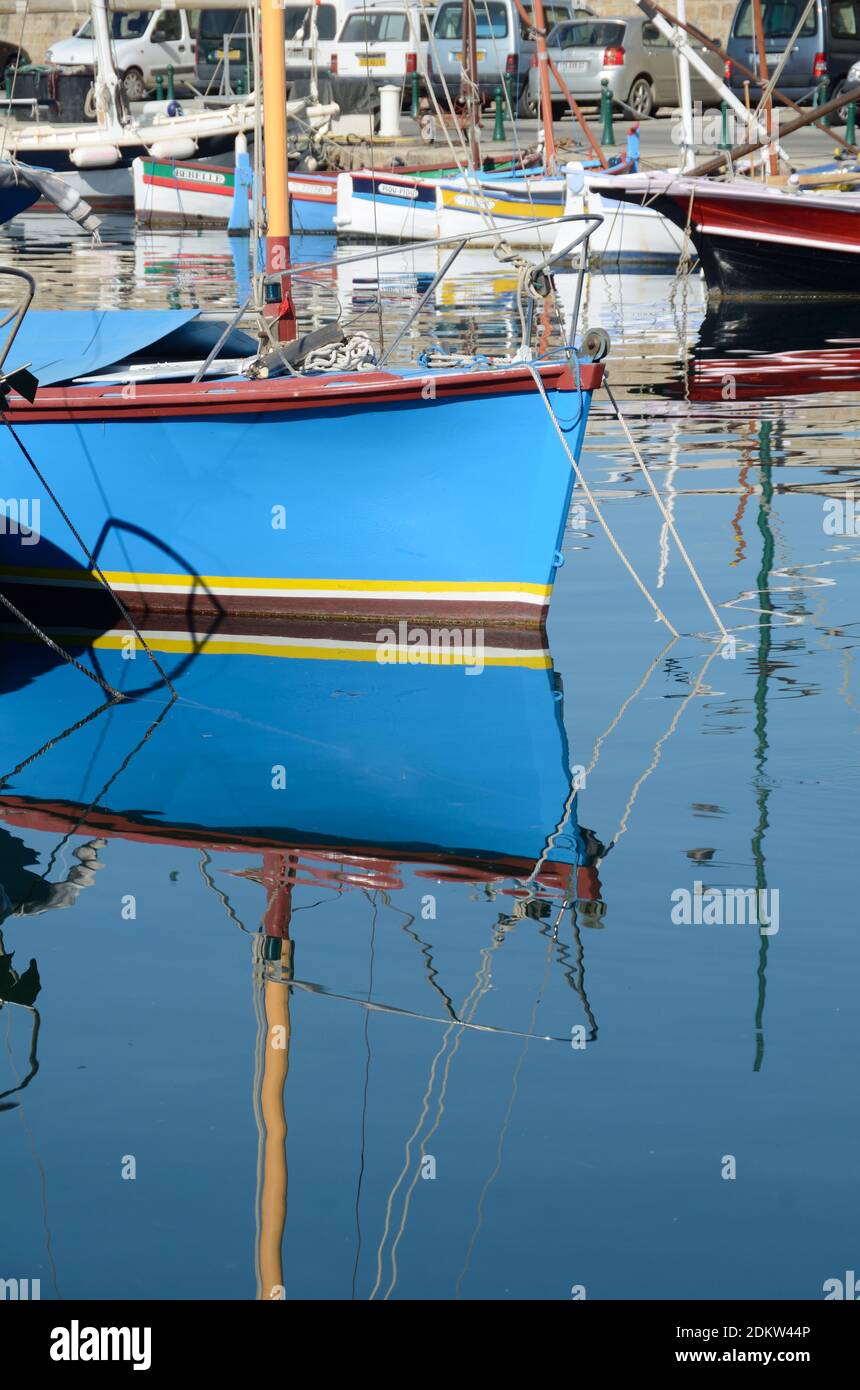 Spiegelungen von bunten hölzernen Fischerbooten im Hafen, Hafen oder Hafen von Saint Tropez Var Provence Frankreich Stockfoto