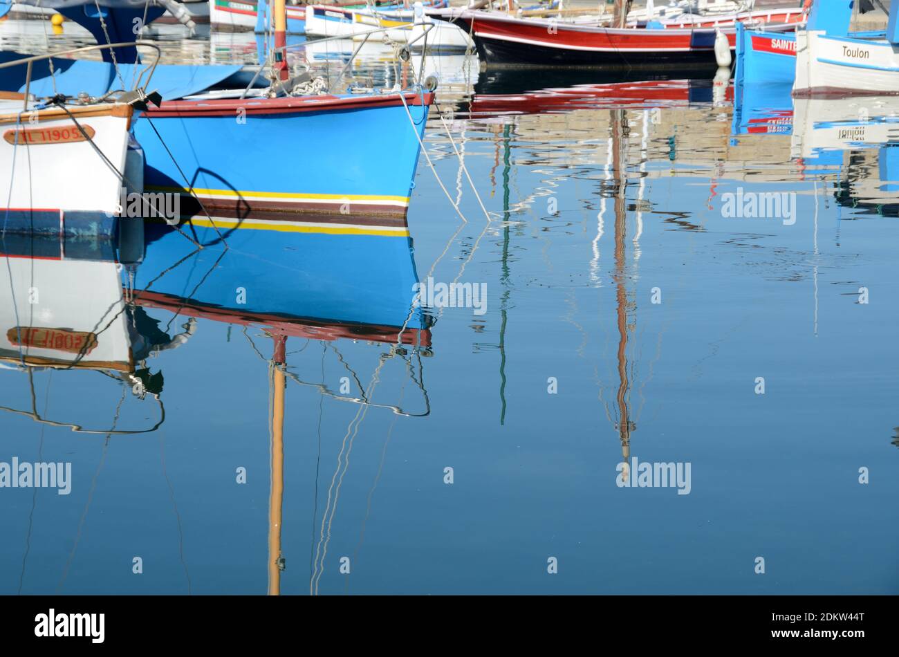 Spiegelungen von bunten hölzernen Fischerbooten im Hafen, Hafen oder Hafen von Saint Tropez Var Provence Frankreich Stockfoto