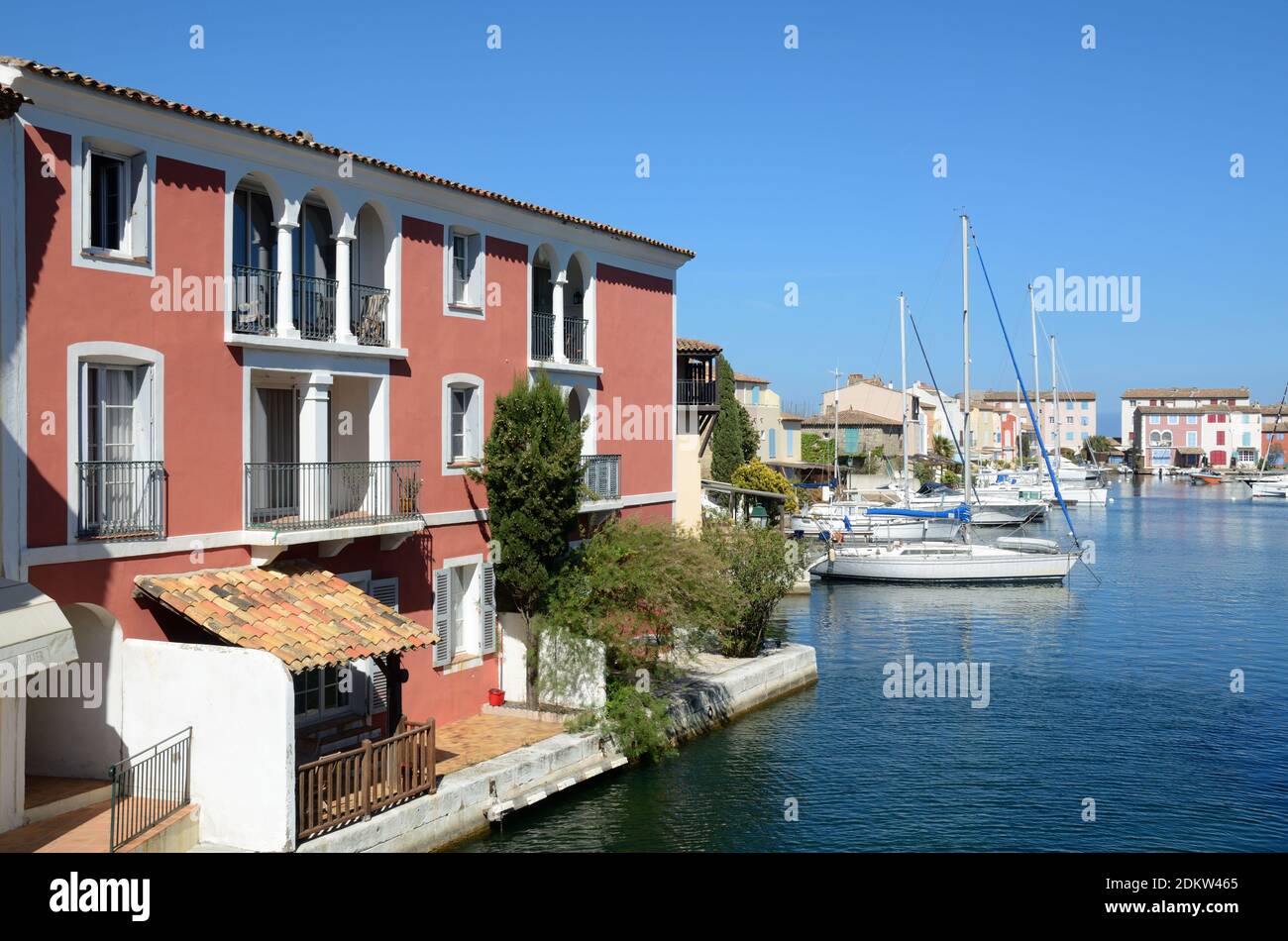 Moderne Resort-Architektur oder neovernacular Häuser in Port Grimaud Waar Provence Frankreich Stockfoto