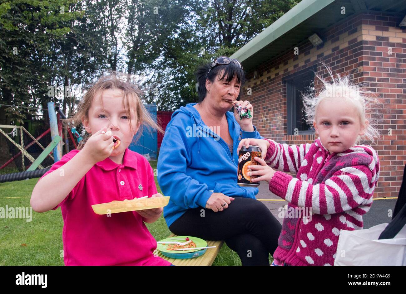 Knottingley, Großbritannien – 04. August 2017 – EINE Familie genießt das kostenlose warme Mittagessen im Addy, dem Old Quarry Adventure Playground im Warwick Estate Stockfoto