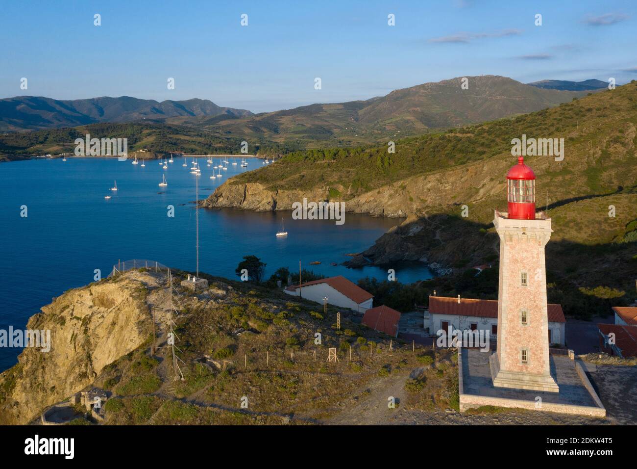 Port-Vendres (Südfrankreich): Luftaufnahme des Cap Bear Leuchtturms entlang des Küstengebiets „Cote Vermeille“ Stockfoto