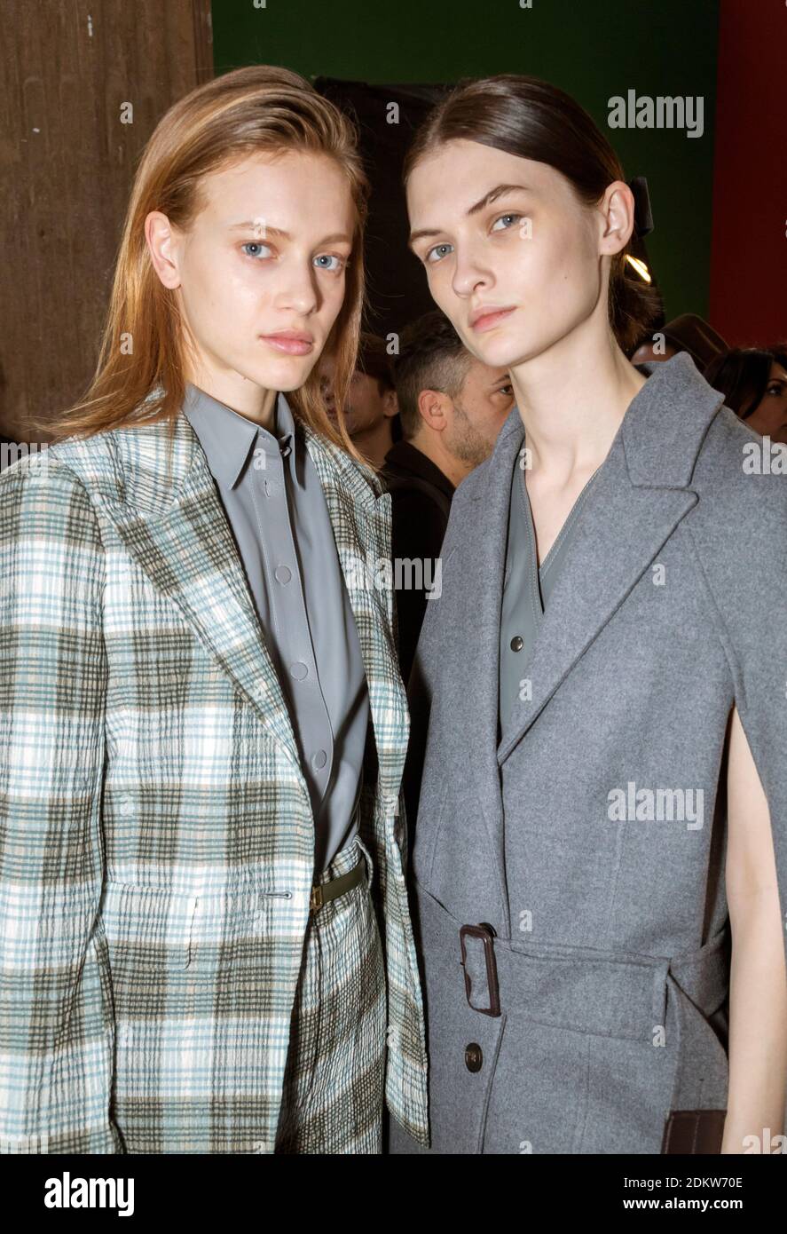 Models Lara Mullen mit Sara Dahl auf Ferragamo Fashion Show während Backstage, Mailand, Italien Februar 2020. Stockfoto