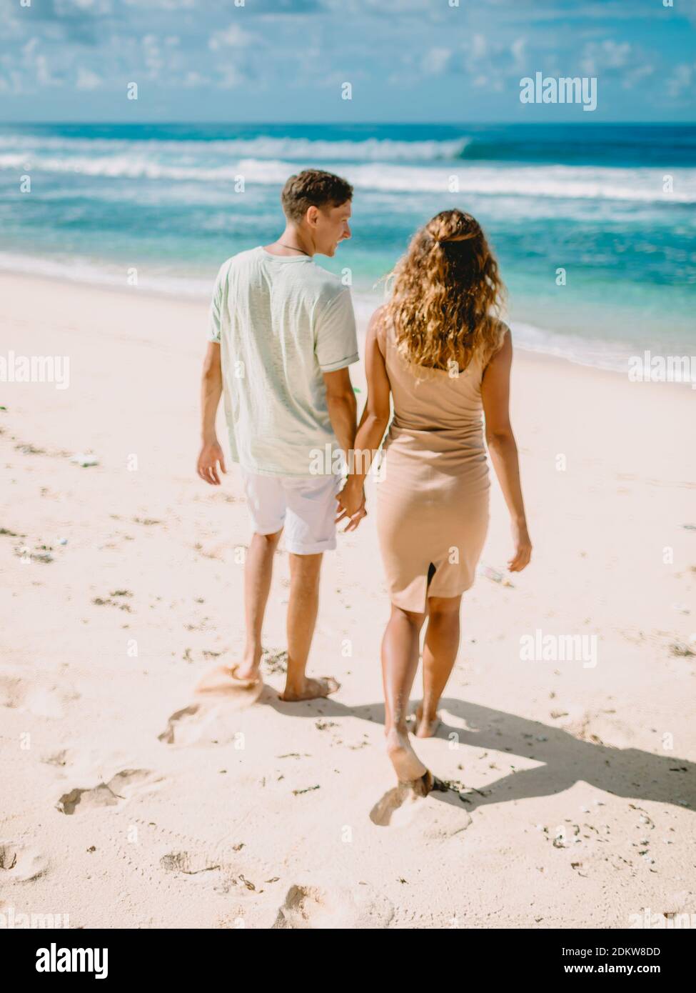Januar 28, 2020. Bali, Indonesien. Glückliches junges Paar am tropischen Strand. Flitterwochen in paradiesischer Luxusinsel Stockfoto