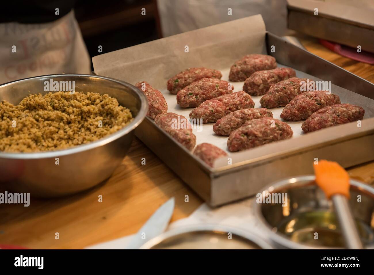 Hauptgericht Kebab wird am Buffet serviert Stockfoto