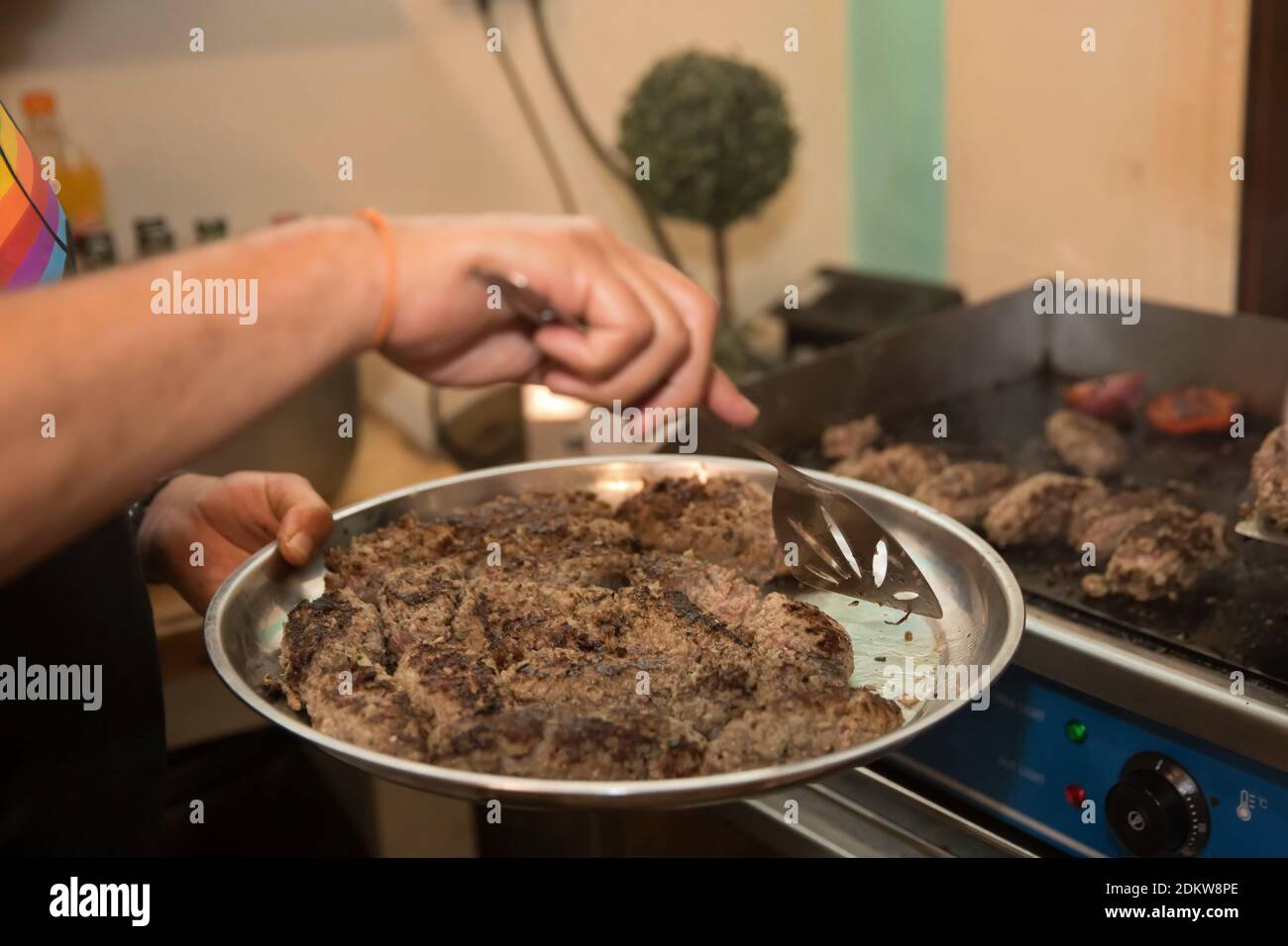 Hauptgericht Kebab wird am Buffet serviert Stockfoto