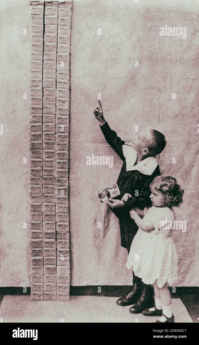 Weimarer Republik. 1 US-Dollar im Wert von German Paper Money während einer Periode der Hyperinflation, 1923. Stockfoto