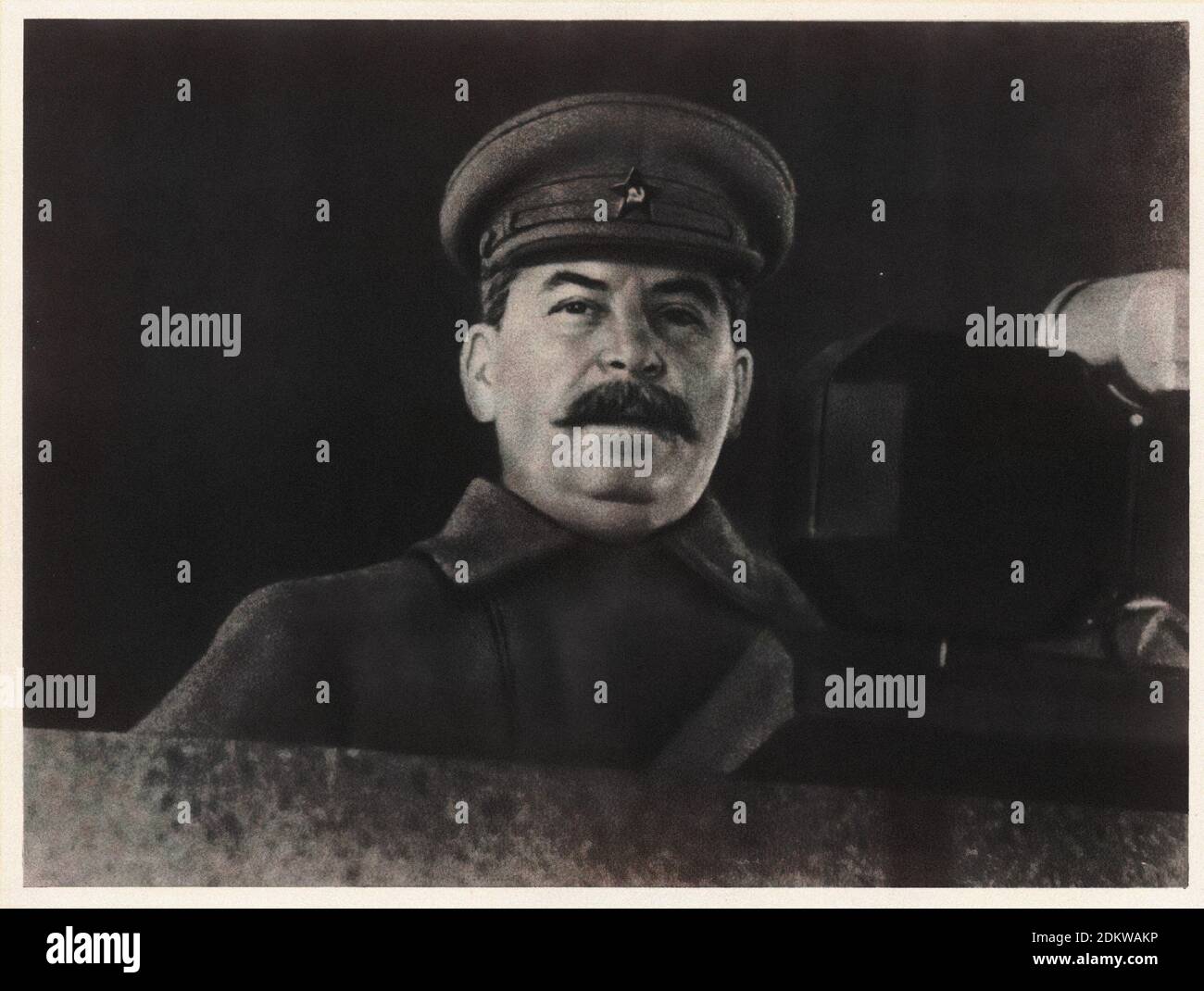 Joseph Stalin auf dem Roten Platz am 7. November 1941. Joseph Stalin (1878 – 1953) ein georgischer Revolutionär und sowjetischer Politiker, der die Sowjetunion führte Stockfoto