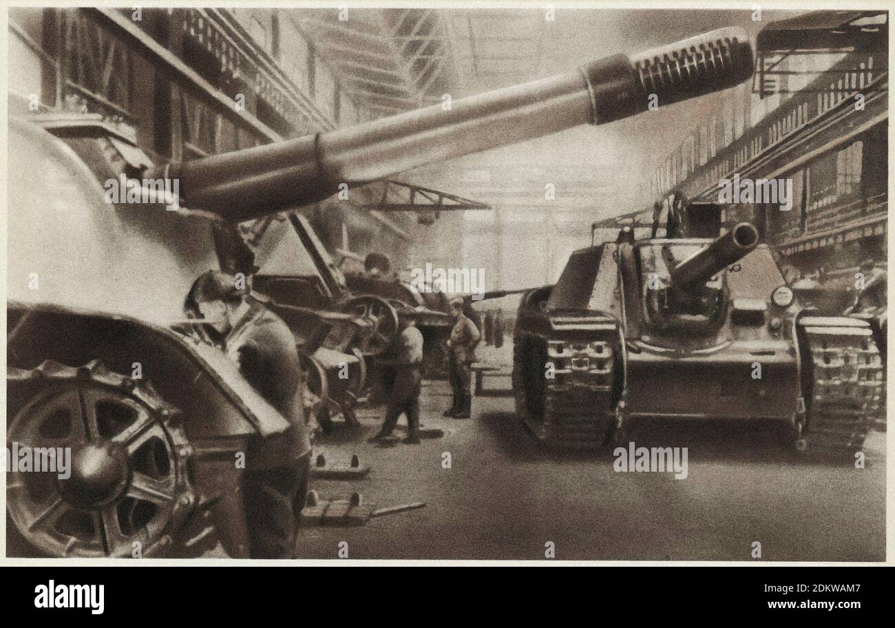 Zweiter Weltkrieg Montage von mächtigen selbstfahrenden Artillerieanlagen in einer der Ural-Fabriken. UDSSR. 1941-1945 Stockfoto