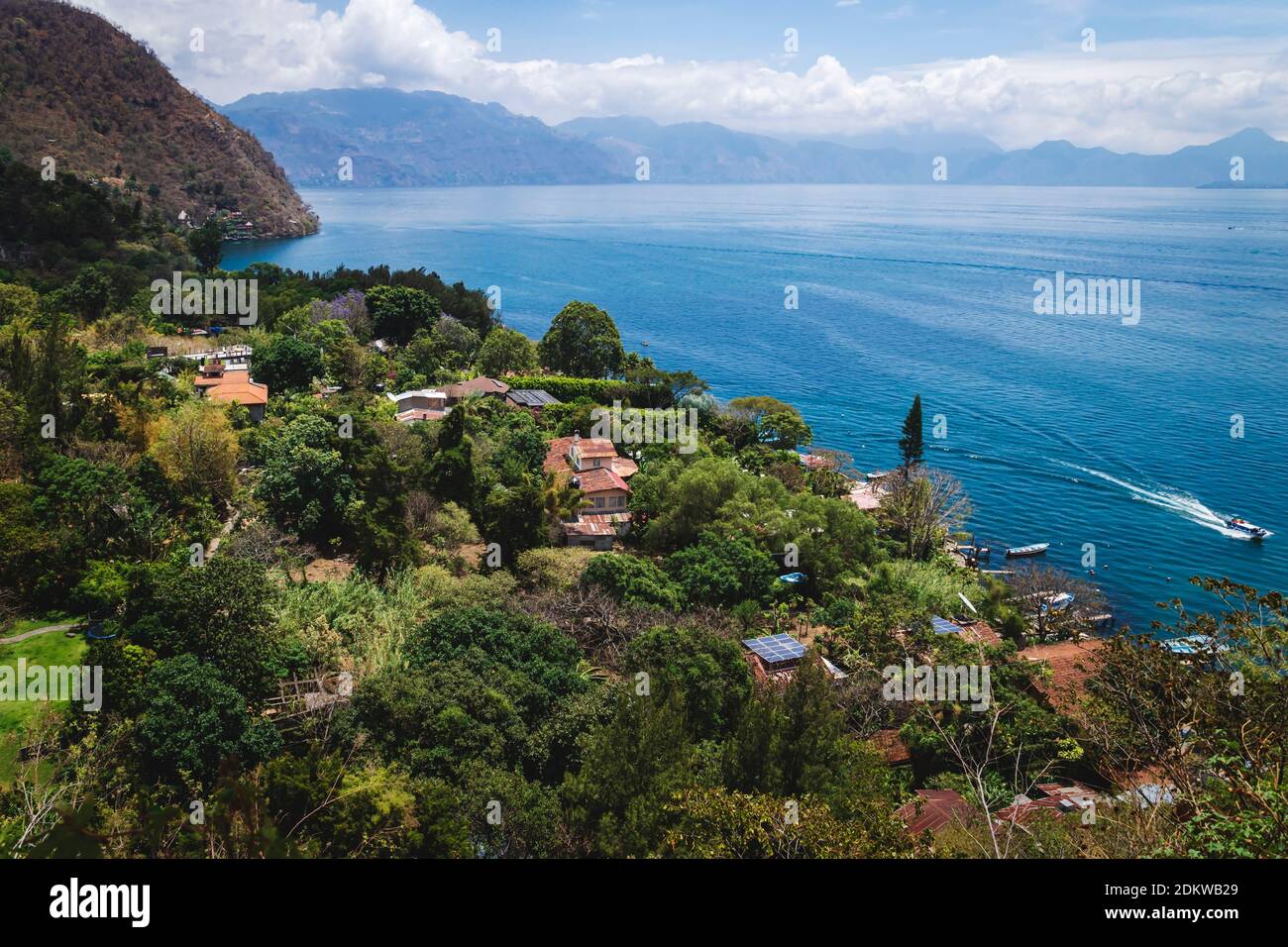 Blick von oben vom Berg an der Küste entlang des Atitlan Sees bei Santa Cruz la Laguna, Guatemala Stockfoto