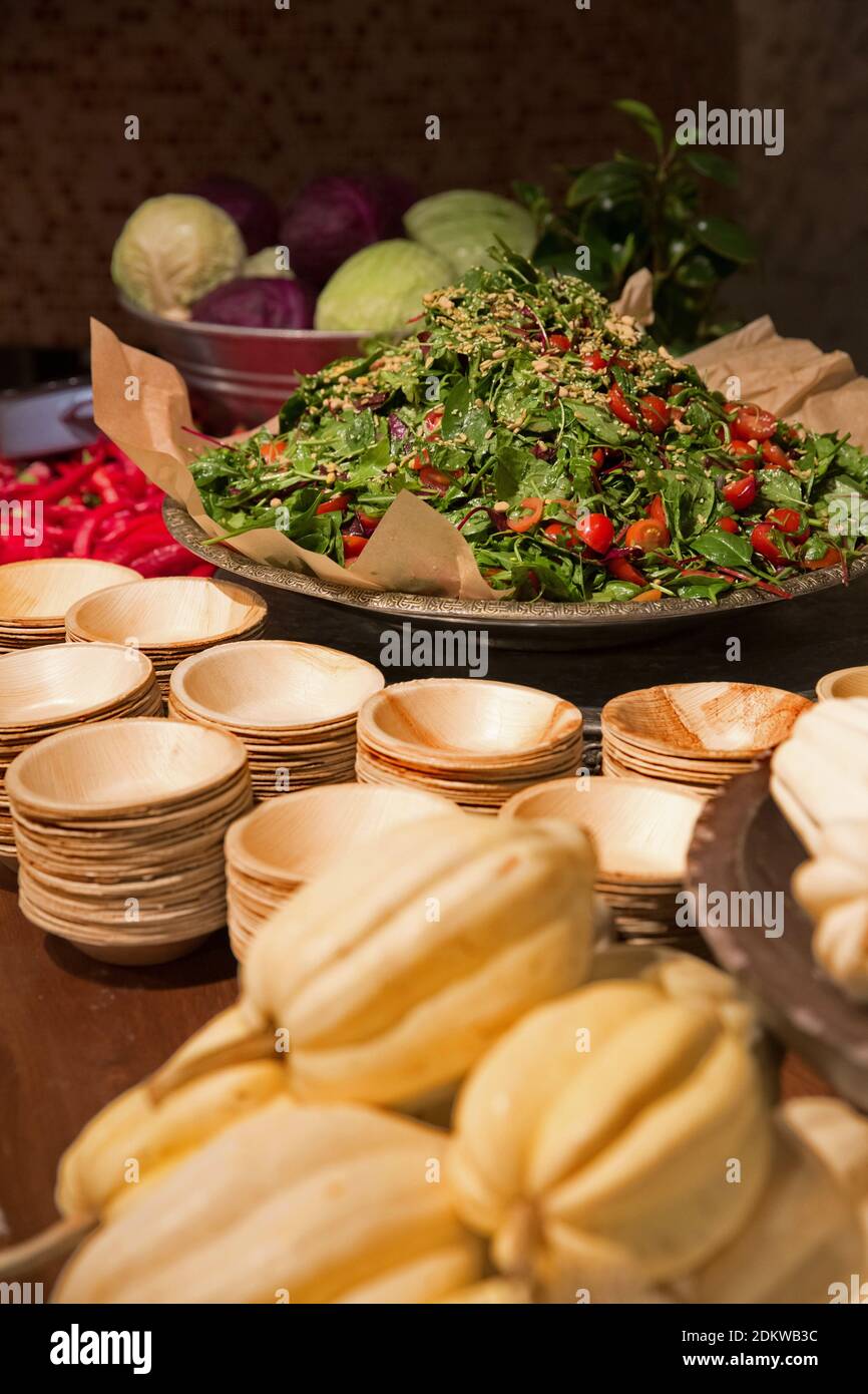 Eine Auswahl an Salaten wird auf einem Büfetttisch ausgestellt Stockfoto