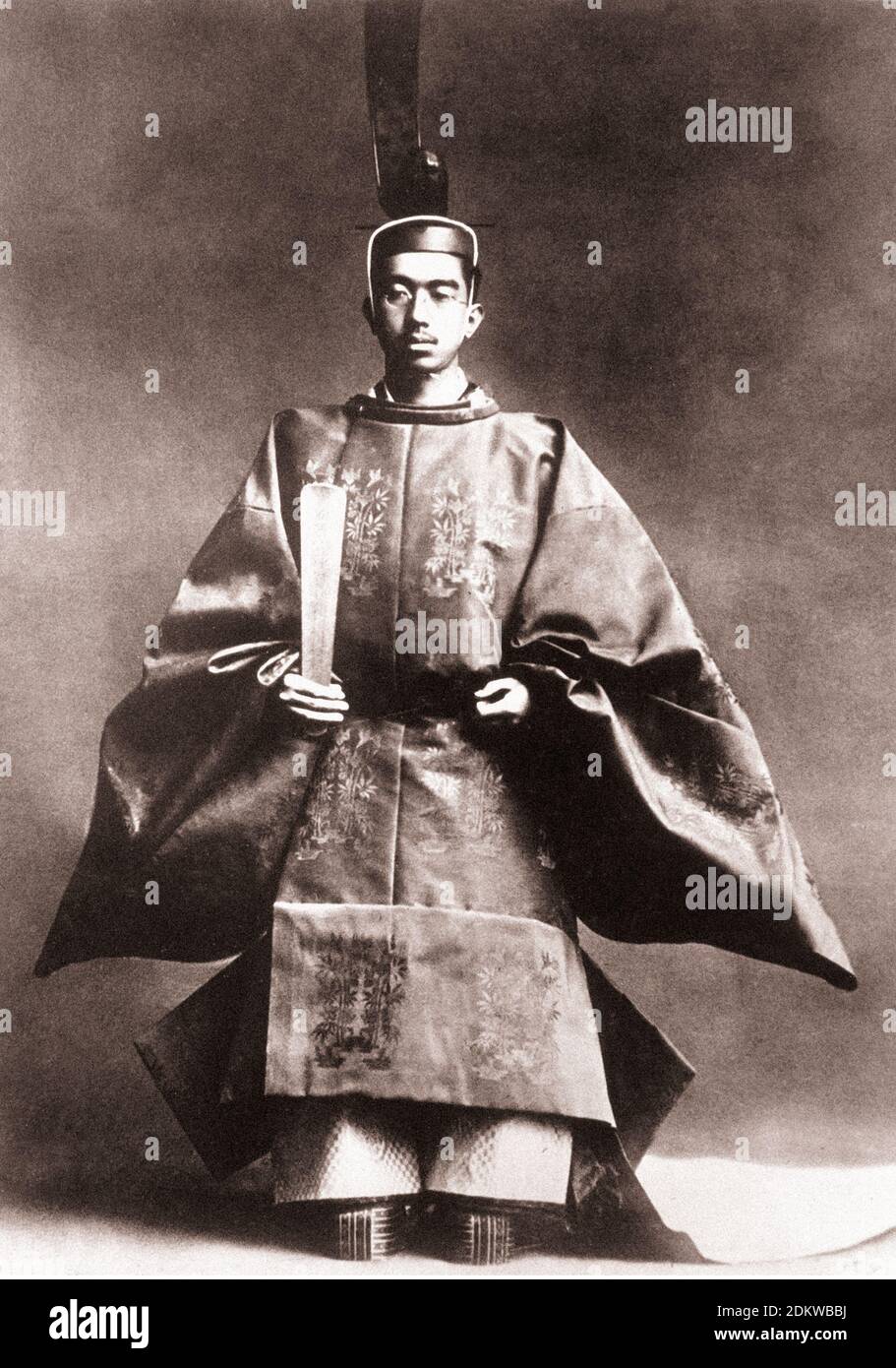 Foto Kaiser Showa (Hirohito) während seiner Krönungszeremonie, gekleidet in die Roben des Hohepriesters des Staates Shinto, 10. November 1928 Stockfoto