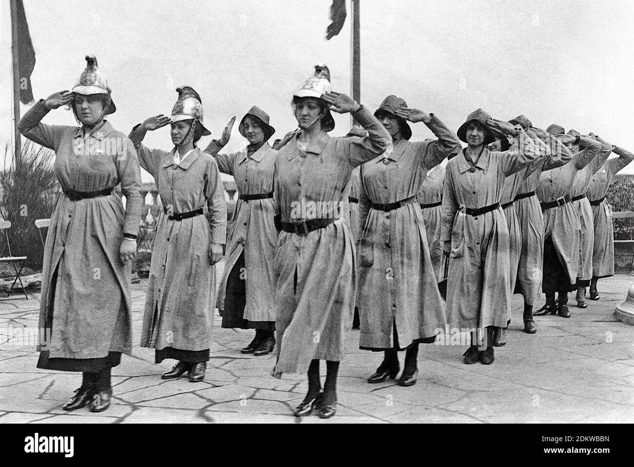Archivfoto von weiblichen britischen Feuerwehrleuten. Eine britische Frauenfeuerwehr grüßt, März 1916. Stockfoto