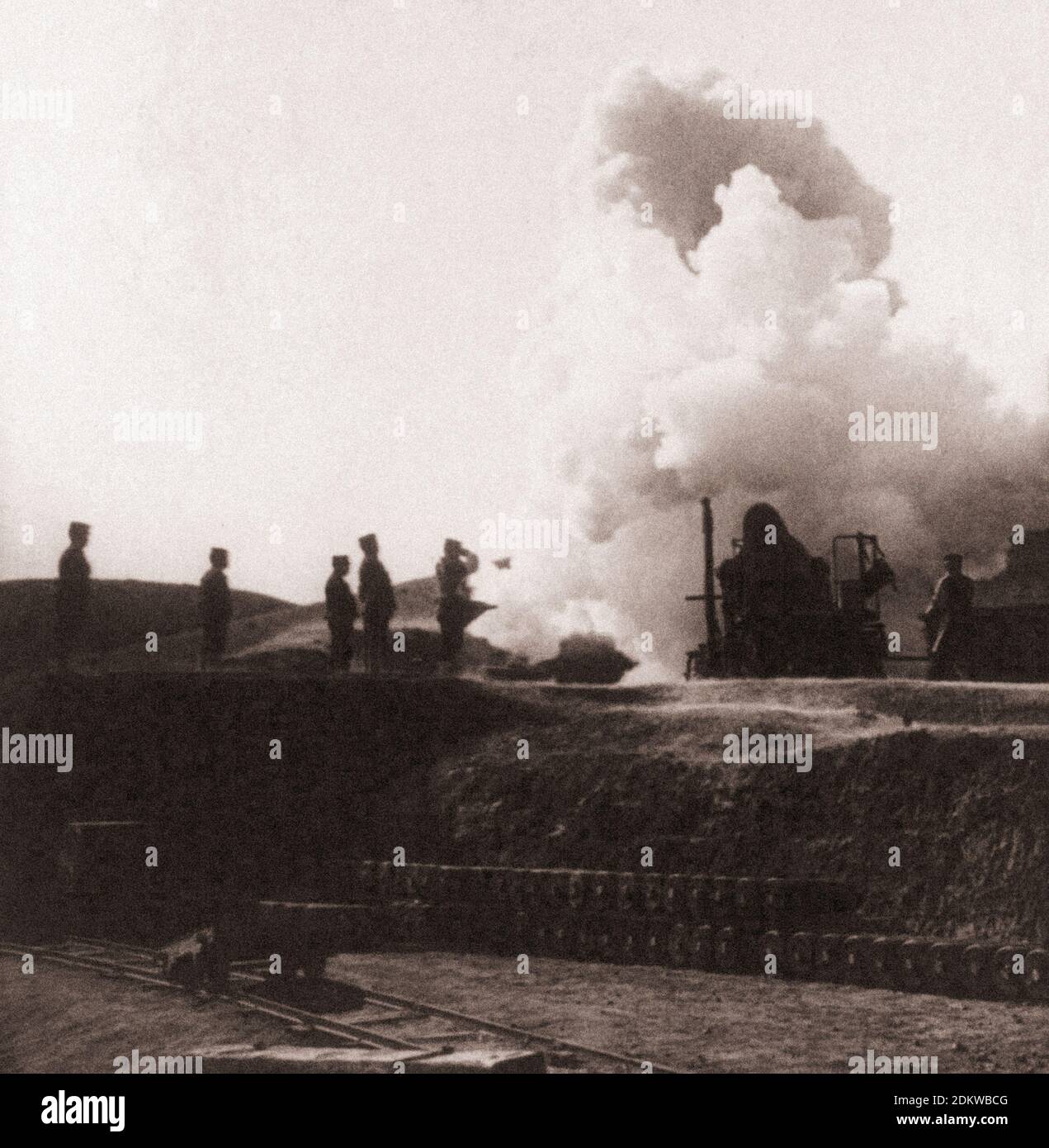 Enorme 11-Zoll-Shell von japanischen Belagerungsgewehr, Beginn seiner tödlichen Flug in Port Arthur. China. Russisch-Japanischer Krieg 1904-1905 Stockfoto
