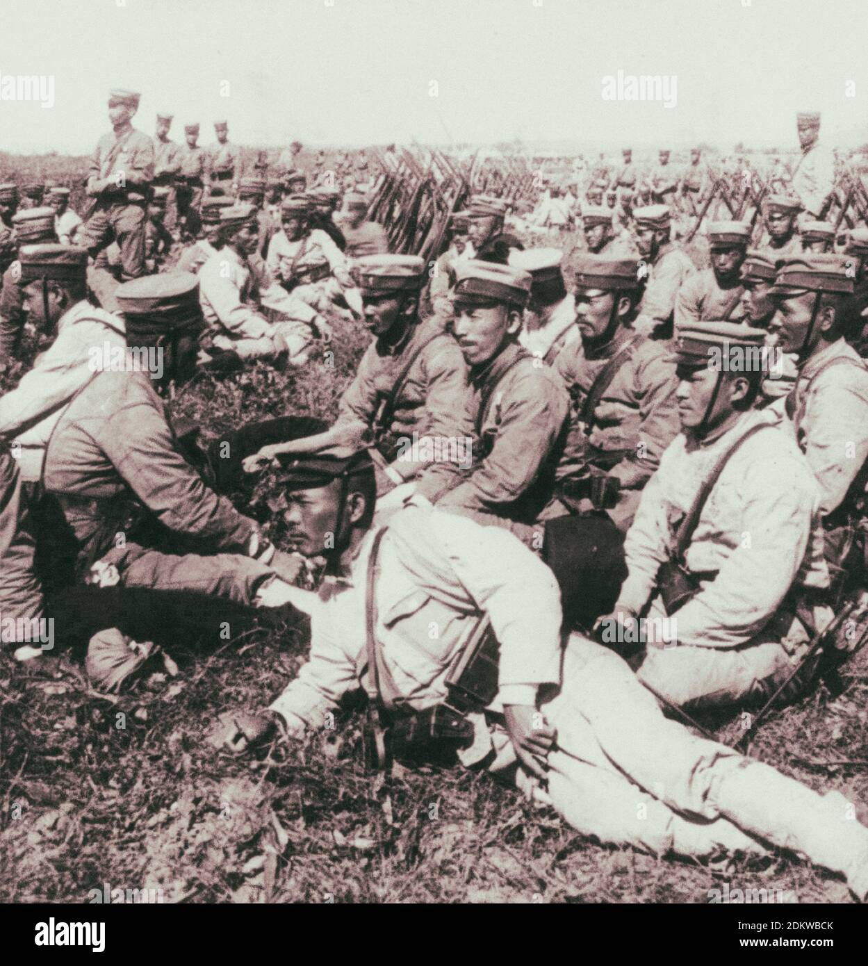 Japanisch (9. Reg. 4th Div.) bereit für den Kampf, wartet auf Befehle für den Fortschritt. Belagerung von Port Arthur. China. 1904 Stockfoto