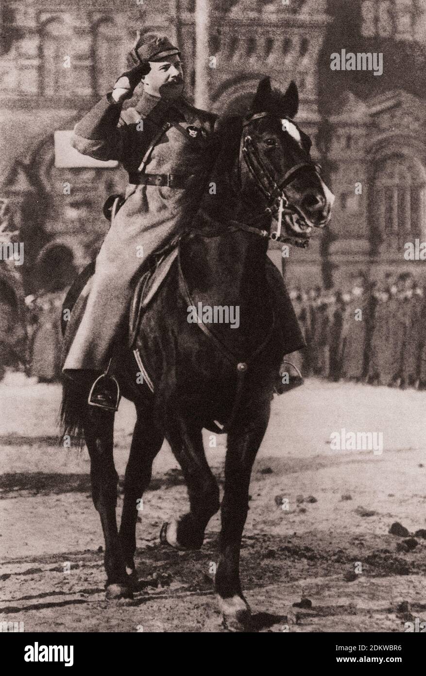 Michail Frunze nimmt die Parade auf dem Roten Platz. Michail Frunze (1885 – 1925) war während und kurz vor der Russischen Revolution ein bolschewistischer Führer Stockfoto