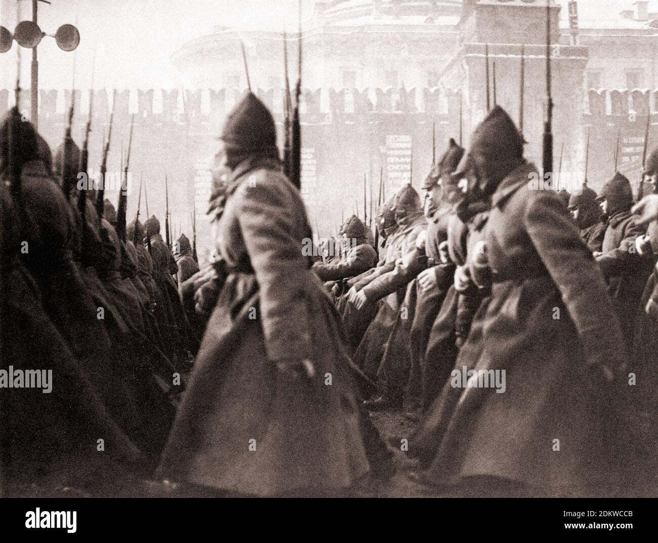 Rote Armee. Sowjetische Soldaten auf der Parade des Roten Platzes in Moskau. 1920er Jahre. Stockfoto