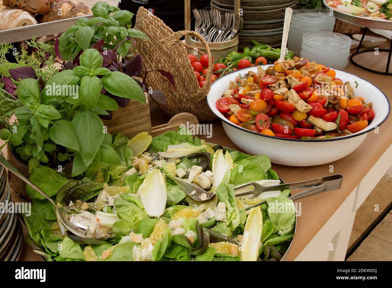 Eine Auswahl an Speisen in Schüsseln auf einem Buffettisch Während einer Tagesveranstaltung Stockfoto