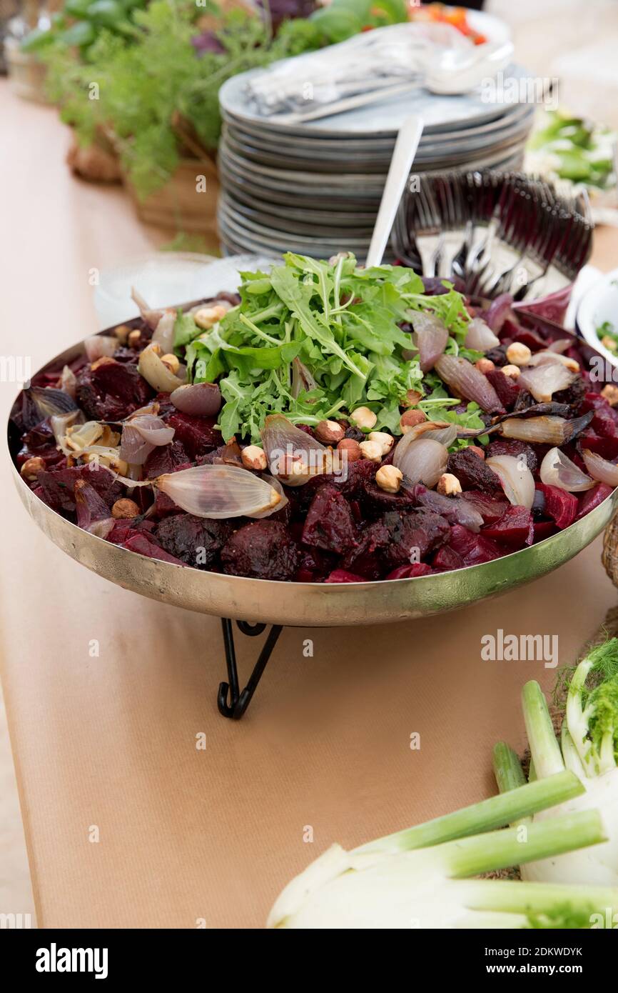 Eine Auswahl an Salaten wird auf einem Büfetttisch ausgestellt Stockfoto