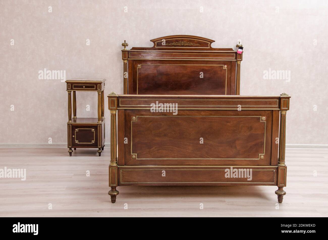 Antike Vintage-Schlafzimmer Möbel: Antikes Bett und Nachttisch. Westeuropa. Anfang des 20. Jahrhunderts Stockfoto