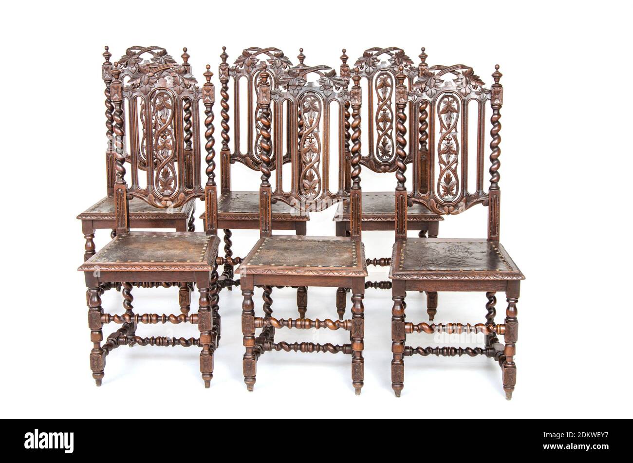 Gruppe von altmodischen Holzstühlen im gotischen Stil auf weißem Hintergrund. Stockfoto