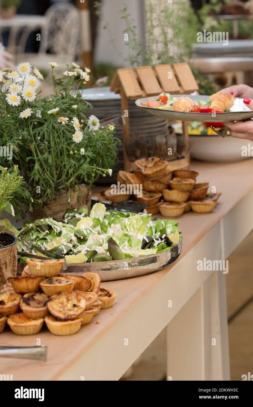Eine Auswahl an Speisen in Schüsseln auf einem Buffettisch Während eines noblen Empfangs Stockfoto